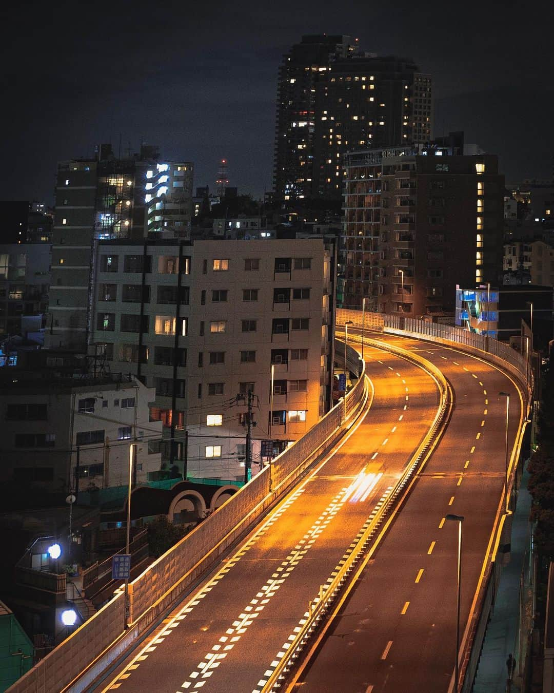 Kazukiのインスタグラム：「. Midnight highway🚖. 今年もラストスパート.事故らず飛ばすよ. . . . . . . .  #cityscape#hbouthere#hsinthefield#letsgosomewhere#all2epic#sonyimages#streetactivity#citykillerz#urbanandstreet #japaninside#japan_of_insta#jp_gallery#team_jp_#japan_visit#rox_captures#retrip_nippon#igersjp#tokyocameraclub#streetshootjapan#discovertokyo#explorejpn」