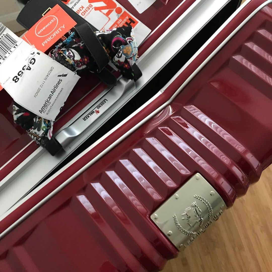 岸谷香さんのインスタグラム写真 - (岸谷香Instagram)「最悪です💢💢💢つい昨日みなさんに可愛いと褒められたスーツケースが、なななんと、ラガーディアで戻ってきたらこんなオンボロに😭酷すぎる😭もう曲がっちゃってて開けたら二度とちゃんと閉まらない😭これじゃ帰れないじゃん💢💢💢どーせぶん投げられたんだろーな。。。トホホ😭 せっかくのマンハッタンでいきなり凹みました😭 #岸谷香 #スーツケース #ニューヨーク」11月22日 21時49分 - unlockthegirls