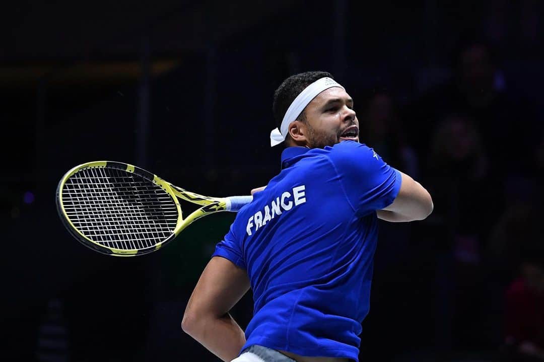 ジョー＝ウィルフリード・ツォンガのインスタグラム：「On aurait aimé aller plus loin pour ces @daviscupfinals ... mais on a donné tout ce qu’on avait pour porter haut les couleurs 🇫🇷 ! #DavisCup C’est toujours un honneur et une fierté de représenter mon pays à travers le monde 🙏🏽 #TousEnsemBleu Merci à toute la #TsongaTeam ! See you soon 😘 📸 @antoinecouvercelle / @fftennis」