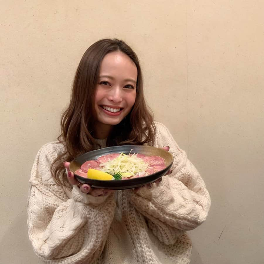 榊本麻衣さんのインスタグラム写真 - (榊本麻衣Instagram)「♡♡﻿ ﻿ ﻿ こんな時間に食テロ😋🥩﻿ ﻿ ﻿ この私の嬉しそうな顔🥺笑﻿ なんてわかりやすい顔してるんやろ🤣💕笑﻿ ﻿ ﻿ 武蔵境駅近くにある "炭火焼肉 秋 " に﻿ まっすーさんと行ってきたの🙈💓﻿ ﻿ ﻿ 写真撮って、頂きます🙏﻿ してからずーっと食べてた💗﻿ ﻿ どのお肉もとろけて美味しすぎた🤤🥓﻿ 米がすすむすすむ🍚！！笑﻿ ﻿ ﻿ お肉もいっぱいおかわりして﻿ 〆のデザートまでしっかり食べてご馳走様🙏⭐️﻿ ﻿ ﻿ 美味しいものを食べるとすんごい﻿ 幸せになるよね🥴💕！！﻿ ﻿ ﻿ ﻿ #武蔵野市 #吉祥寺 #レッツエンジョイ東京 #ごちそうフェスタ #ネクスター #tokyocreatist #nexter #nextercreatist #武蔵境 #焼肉 #肉テロ #食テロ #炭火焼肉秋 #炭火焼肉」11月22日 21時51分 - maipipii