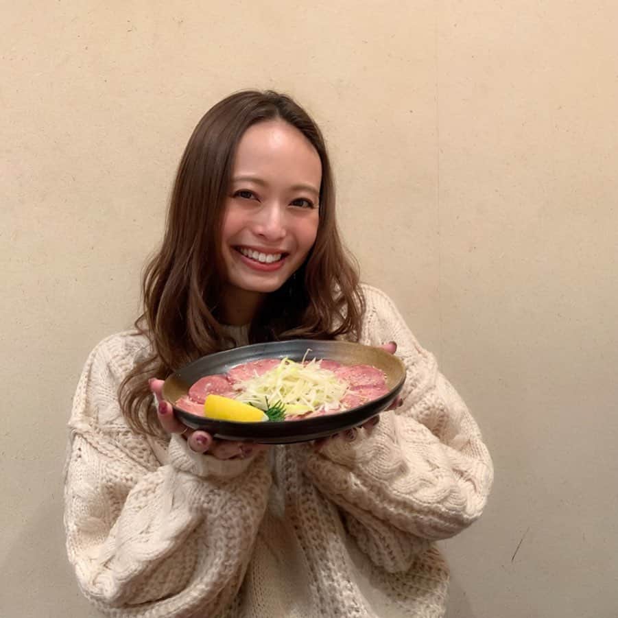 のインスタグラム：「♡♡﻿ ﻿ ﻿ こんな時間に食テロ😋🥩﻿ ﻿ ﻿ この私の嬉しそうな顔🥺笑﻿ なんてわかりやすい顔してるんやろ🤣💕笑﻿ ﻿ ﻿ 武蔵境駅近くにある "炭火焼肉 秋 " に﻿ まっすーさんと行ってきたの🙈💓﻿ ﻿ ﻿ 写真撮って、頂きます🙏﻿ してからずーっと食べてた💗﻿ ﻿ どのお肉もとろけて美味しすぎた🤤🥓﻿ 米がすすむすすむ🍚！！笑﻿ ﻿ ﻿ お肉もいっぱいおかわりして﻿ 〆のデザートまでしっかり食べてご馳走様🙏⭐️﻿ ﻿ ﻿ 美味しいものを食べるとすんごい﻿ 幸せになるよね🥴💕！！﻿ ﻿ ﻿ ﻿ #武蔵野市 #吉祥寺 #レッツエンジョイ東京 #ごちそうフェスタ #ネクスター #tokyocreatist #nexter #nextercreatist #武蔵境 #焼肉 #肉テロ #食テロ #炭火焼肉秋 #炭火焼肉」