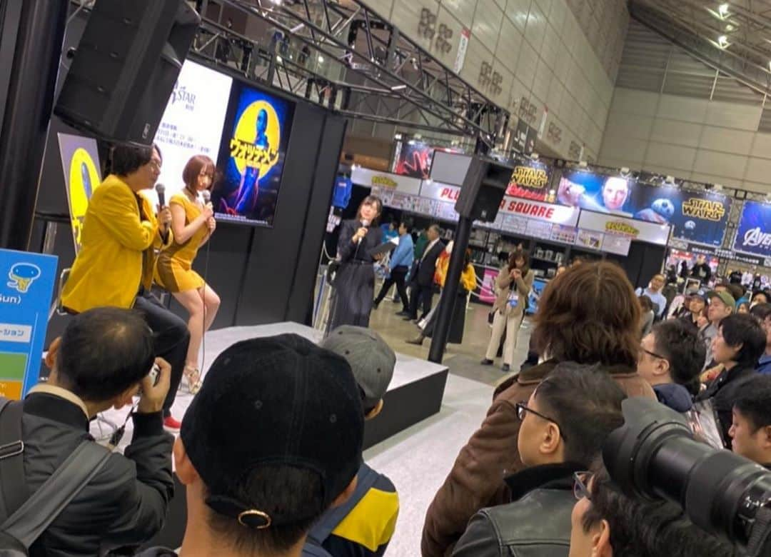 清水あいりさんのインスタグラム写真 - (清水あいりInstagram)「『#東京コミコン2019 』 スターチャンネル「#ウォッチメン　」 予告映像初解禁&トークショーに 杉山すぴ豊さんと ゲストで登壇させて頂きました🎬 もうぅ、楽しかった…！ 予告映像も興奮しましたね…⚡️ そして、たくさんの方がスカパーブースへきてくださいました🙈 きてくれた皆様、そしてMCのあおいさん、スタッフの皆様ありがとうございました…💕 本当、語り足りない…！泣笑 今から1月が楽しみだぁ🙈💕 改めて… #スターチャンネル にて ドラマ「#ウォッチメン 」独占日本初放送！ 全9話でアメコミファン必見です🕶  ウォッチメン初心者の方や 原作を知らない方でもスッと物語に引き込まれていき観やすくて理解出来るお話に… そしてアクションシーンが映画級の大迫力🎞 アンジェラがかっこいいの… 早く観てほしい。 (第一話観ました) 皆さまもぜひっ🎬💕 #幕張メッセ #東京コミコン  #ウォッチメン #watchmen」11月22日 21時53分 - shimizuairi