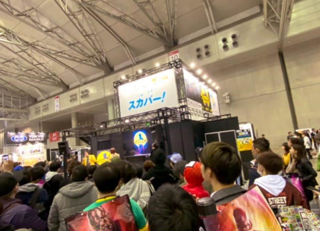 清水あいりさんのインスタグラム写真 - (清水あいりInstagram)「『#東京コミコン2019 』 スターチャンネル「#ウォッチメン　」 予告映像初解禁&トークショーに 杉山すぴ豊さんと ゲストで登壇させて頂きました🎬 もうぅ、楽しかった…！ 予告映像も興奮しましたね…⚡️ そして、たくさんの方がスカパーブースへきてくださいました🙈 きてくれた皆様、そしてMCのあおいさん、スタッフの皆様ありがとうございました…💕 本当、語り足りない…！泣笑 今から1月が楽しみだぁ🙈💕 改めて… #スターチャンネル にて ドラマ「#ウォッチメン 」独占日本初放送！ 全9話でアメコミファン必見です🕶  ウォッチメン初心者の方や 原作を知らない方でもスッと物語に引き込まれていき観やすくて理解出来るお話に… そしてアクションシーンが映画級の大迫力🎞 アンジェラがかっこいいの… 早く観てほしい。 (第一話観ました) 皆さまもぜひっ🎬💕 #幕張メッセ #東京コミコン  #ウォッチメン #watchmen」11月22日 21時53分 - shimizuairi