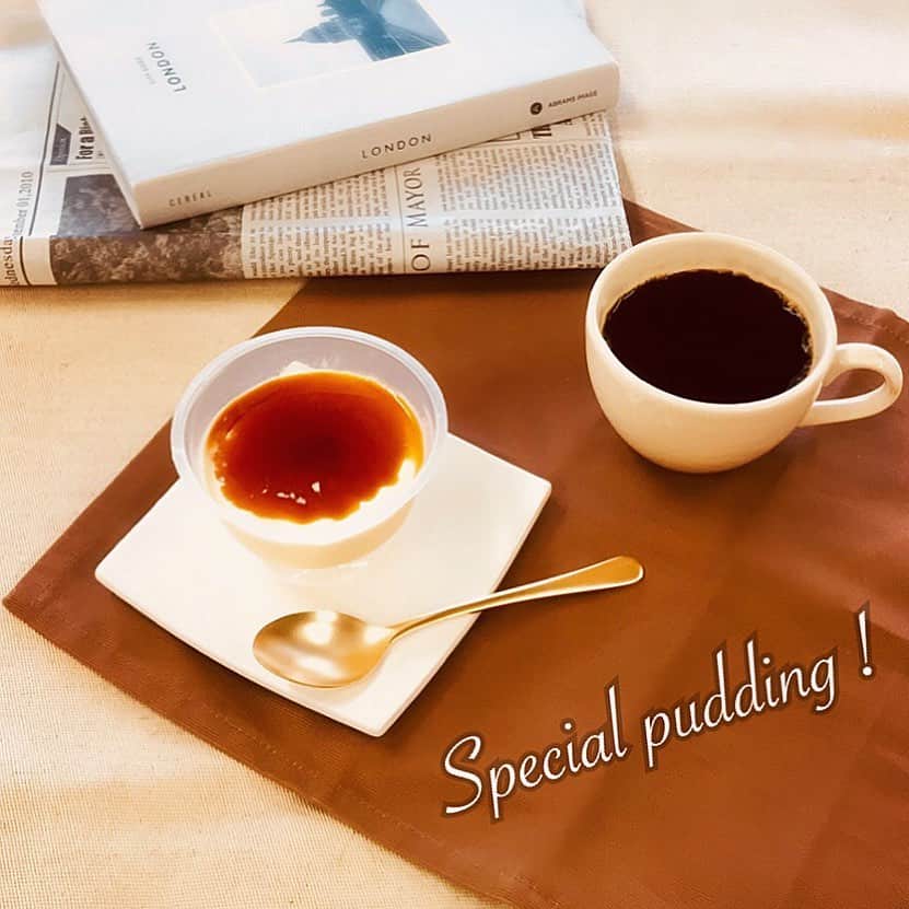 トーラク株式会社のインスタグラム：「. 温かいドリンクとお気に入りのプリンでリラックスタイム❤︎ . . ◉生プリン Special 185円（税別） 生クリームとバニラ、カラメルのとろけ合う味わいをぜひ味わって . . #トーラク #TORAKU #神戸プリン #プリン #プリン好き #プリンマニア #コンビニスイーツ #コンビニ #スイーツ #スイーツ好き #PUDDING #PUDDINGPARTY #おやつタイム #おうちカフェ #コーヒー #コーヒーのある暮らし #sweets #生クリーム #生プリン #生プリンスペシャル #カラメルソース #バニラ #置き画くら部⁣  #置き画 #プリン好きな人と繋がりたい」