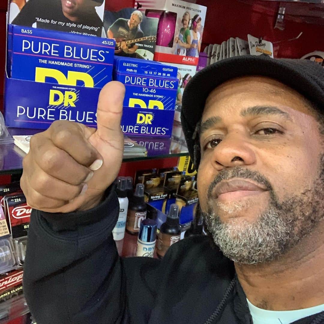 ヴィクター・ウッテンさんのインスタグラム写真 - (ヴィクター・ウッテンInstagram)「STRINGSFIELD MUSIC in Valencia, Spain. Thank You!!! #drstrings #pureblues #stringsfieldmusic #valencia #valenciaspain #victorwooten #bass #bassguitar」11月22日 21時55分 - victorwooten