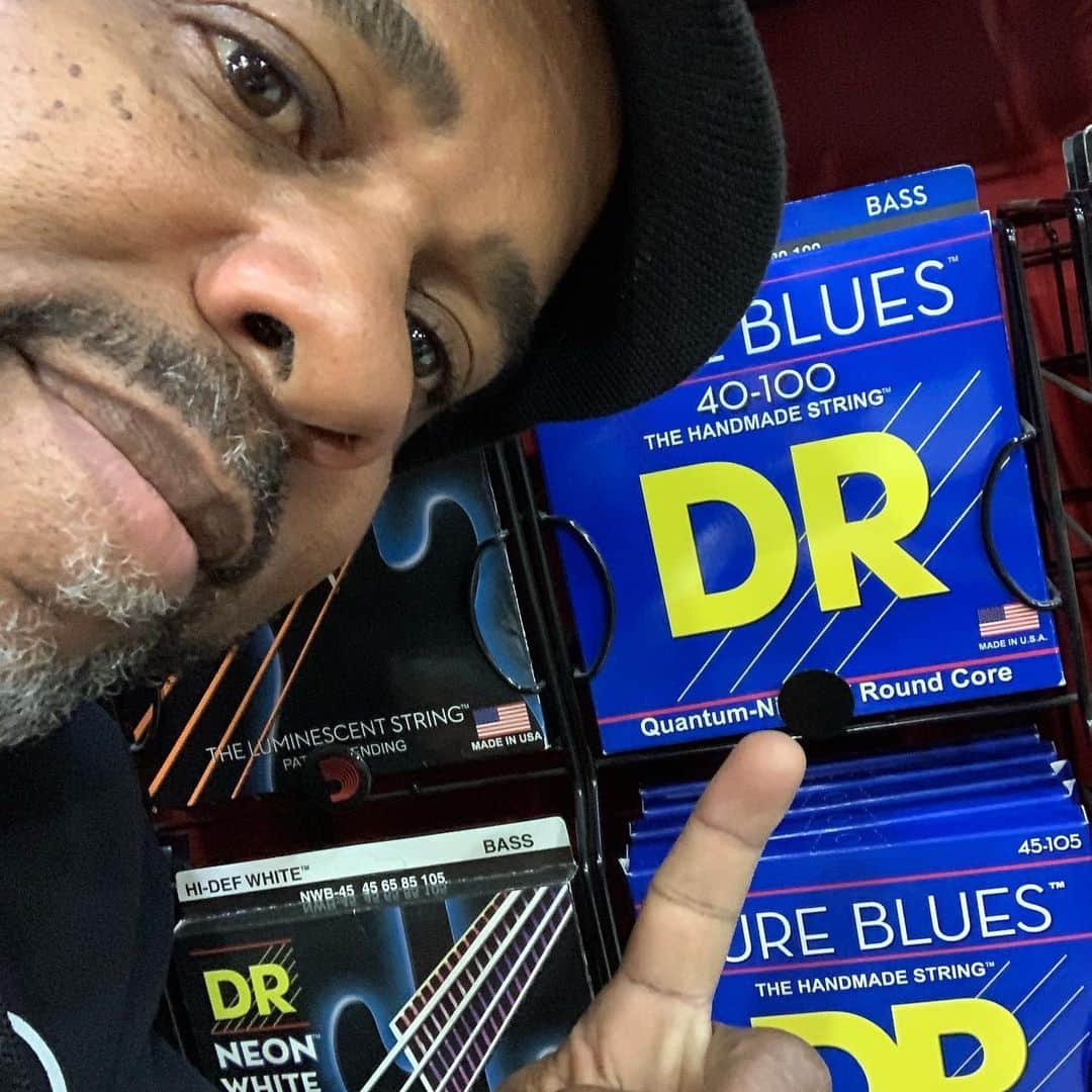 ヴィクター・ウッテンさんのインスタグラム写真 - (ヴィクター・ウッテンInstagram)「STRINGSFIELD MUSIC in Valencia, Spain. Thank You!!! #drstrings #pureblues #stringsfieldmusic #valencia #valenciaspain #victorwooten #bass #bassguitar」11月22日 21時55分 - victorwooten