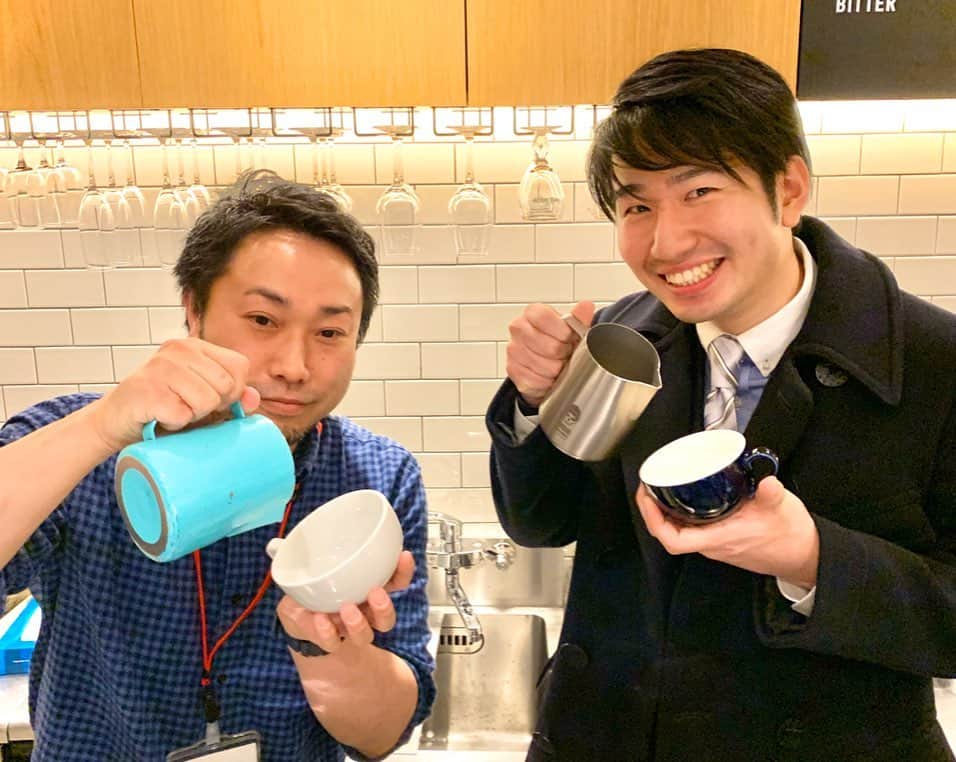 福田太郎さんのインスタグラム写真 - (福田太郎Instagram)「☕️ コーヒーとミルクが織りなす美味しい芸術、ラテアート。 北海道の前途有望なバリスタが集結し、 己の手腕を武器に、激闘を繰り広げました🔥 ⠀ かつて世界チャンピオンに輝いた、 SCLスタンダードコーヒーラボの 大磯オーナーが初めて主催した大会🥛 私は日本で一番ラテアートが好きな（？） アナウンサーとして、司会を務めました🙋‍♂️ ⠀ ラテアートを愛し、カップに情熱を注ぐ 素晴らしいバリスタさんが、こんなに沢山いるんですね！ カフェラテが美味しい季節。 ぜひラテアートを手に取ってみてください😆 ⠀ ⠀ 遡ること４年前…大磯師匠に弟子入りして HTBまつりでonちゃんラテアートに挑戦！ 250杯作り切れたのは、今でも大切な思い出です！ ⠀ #ラテアート #latteart SCL #スタンダードコーヒーラボ @coffee_wine_standard_coffeelab #大磯悟 #バリスタ #バリスタートコーヒー @baristartcoffee #札幌カフェ  #scllatteartcompetition #latteart #コーヒー × #ミルク  誰がなんと言おうと #onちゃん #beforeafter #htb #アナウンサー #福田太郎 #☕️」11月22日 21時56分 - htb_tarofukuda