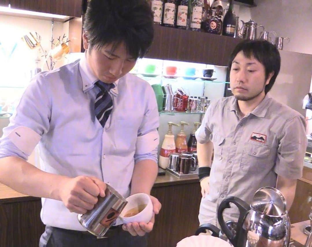 福田太郎さんのインスタグラム写真 - (福田太郎Instagram)「☕️ コーヒーとミルクが織りなす美味しい芸術、ラテアート。 北海道の前途有望なバリスタが集結し、 己の手腕を武器に、激闘を繰り広げました🔥 ⠀ かつて世界チャンピオンに輝いた、 SCLスタンダードコーヒーラボの 大磯オーナーが初めて主催した大会🥛 私は日本で一番ラテアートが好きな（？） アナウンサーとして、司会を務めました🙋‍♂️ ⠀ ラテアートを愛し、カップに情熱を注ぐ 素晴らしいバリスタさんが、こんなに沢山いるんですね！ カフェラテが美味しい季節。 ぜひラテアートを手に取ってみてください😆 ⠀ ⠀ 遡ること４年前…大磯師匠に弟子入りして HTBまつりでonちゃんラテアートに挑戦！ 250杯作り切れたのは、今でも大切な思い出です！ ⠀ #ラテアート #latteart SCL #スタンダードコーヒーラボ @coffee_wine_standard_coffeelab #大磯悟 #バリスタ #バリスタートコーヒー @baristartcoffee #札幌カフェ  #scllatteartcompetition #latteart #コーヒー × #ミルク  誰がなんと言おうと #onちゃん #beforeafter #htb #アナウンサー #福田太郎 #☕️」11月22日 21時56分 - htb_tarofukuda