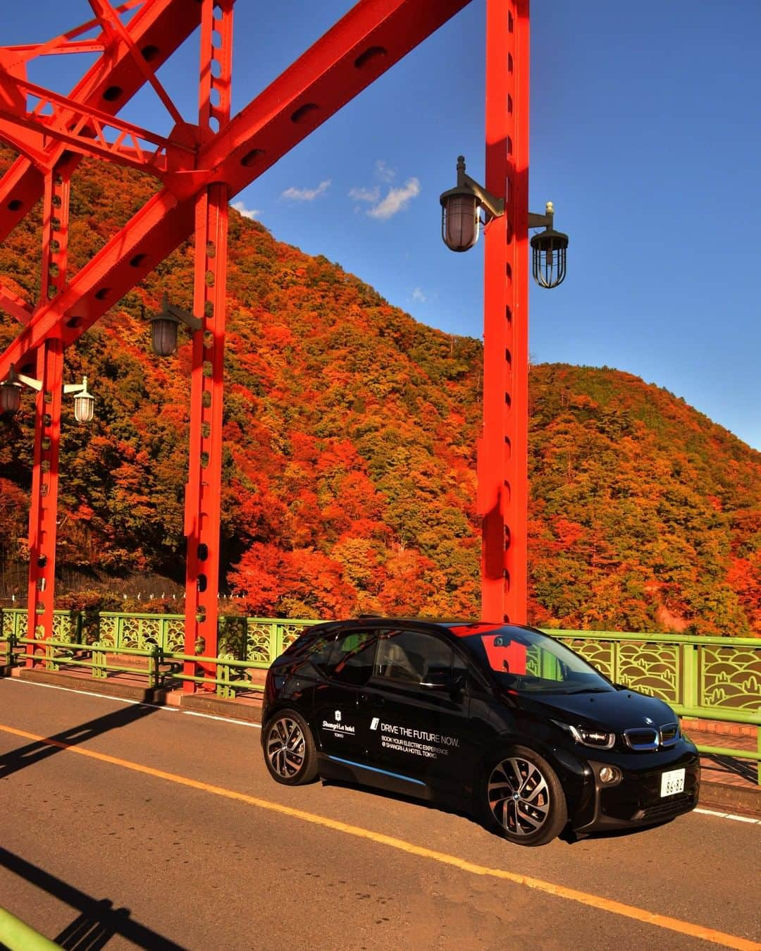 Shangri-La Hotel, Tokyoさんのインスタグラム写真 - (Shangri-La Hotel, TokyoInstagram)「⁣週末はBMWi3レンタカーに乗って奥多摩湖へドライブはいかがでしょうか。ドラム缶橋を渡りながら自然を感じられることも魅力のひとつです。シャングリ・ラ ホテル 東京より車で片道約２時間の距離です。⠀ ⁣How about taking a scenic drive to Lake Okutama in our rental BMWi3? You can stroll across the water on one of the lake's famous floating bridges while appreciating the autumn colours. It's about a 2-hour drive from Shangri-La Hotel, Tokyo.⠀ ⁣#シャングリラ東京 #東京 #銀座 #丸の内 #東京ホテル #ラグジュアリーホテル #ドライブ #紅葉ドライブ #紅葉 #shangrila #shangrilatokyo #Tokyo #Marunouchi #Ginza #LuxuryHotel #TokyoHotel  #autumnleaves #drive #BMW #i3 #rentalcar @bmwjapan」11月22日 22時00分 - shangrila_tokyo