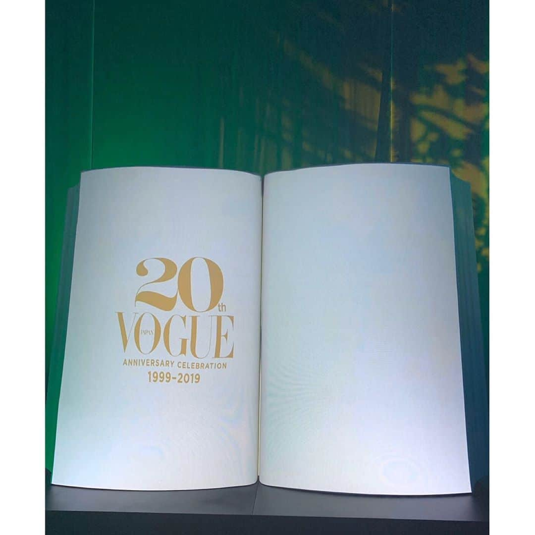 美弥るりかさんのインスタグラム写真 - (美弥るりかInstagram)「.﻿ . 【VOGUE Japan 20th anniversary party】﻿ にお邪魔させていただきました！﻿ ﻿ ずっと愛読していた @voguejapan の歴史を感じ、お祝いさせていただけて光栄です✨﻿ ﻿ パフォーマンスも見られたり、今までの歴史を振り返る映像もあり豪華な会場！﻿ ﻿ ドレスコードが赤だったので﻿ 私もジャケットに赤を入れてみました🌹﻿ ﻿ ﻿ これからも愛され続けるVOGUE！﻿ 私もこの先の景色を、皆様と共に楽しみにしています😊﻿ ﻿ #vogue ﻿ #voguejapan﻿ #womanoftheyear ﻿ #ウーマンオブザイヤー﻿ #美弥るりか Jacket  @stellamccartney ﻿ Shoes @gucci ﻿ Bag @chloe」11月22日 22時12分 - rurika_miya_official