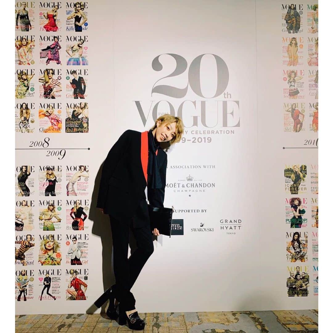 美弥るりかさんのインスタグラム写真 - (美弥るりかInstagram)「.﻿ . 【VOGUE Japan 20th anniversary party】﻿ にお邪魔させていただきました！﻿ ﻿ ずっと愛読していた @voguejapan の歴史を感じ、お祝いさせていただけて光栄です✨﻿ ﻿ パフォーマンスも見られたり、今までの歴史を振り返る映像もあり豪華な会場！﻿ ﻿ ドレスコードが赤だったので﻿ 私もジャケットに赤を入れてみました🌹﻿ ﻿ ﻿ これからも愛され続けるVOGUE！﻿ 私もこの先の景色を、皆様と共に楽しみにしています😊﻿ ﻿ #vogue ﻿ #voguejapan﻿ #womanoftheyear ﻿ #ウーマンオブザイヤー﻿ #美弥るりか Jacket  @stellamccartney ﻿ Shoes @gucci ﻿ Bag @chloe」11月22日 22時12分 - rurika_miya_official