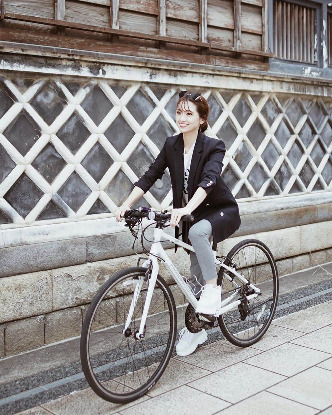 喜田彩子さんのインスタグラム写真 - (喜田彩子Instagram)「﻿ ﻿ 先日、サイクリングしてきました🚲﻿ ﻿ 土浦駅直結の プレイアトレ 土浦（ル ・サイク）で自転車を借りて、いざ出発〜！！﻿ ﻿ 特に準備した物はなし⭕️﻿ 気軽に手ぶらで、駅からサイクリングを楽しめるので、初心者でもOK！﻿ (子供用自転車もありました)﻿ ﻿ 普通にいつものお出かけSTYLEで、街をスイスイサイクリング出来るの楽しかったな🚲✨﻿ ﻿ “未来氷カフェ”では自転車で行ったので、アイスティーが無料に😍😳😍﻿ クレープを食べて、江戸時代後期から明治時代初期に建造された“土浦まちかど蔵”へ。﻿ 帰りはレトロな喫茶“蔵”へ寄って大満喫！﻿ ﻿ レアな自転車姿をパチリ！﻿ 久々の自転車凄く気持ちよくて、気分爽快だったよ〜♥️ ﻿ ﻿ -------------------------------------﻿ ﻿ [土浦「駅からサイクリング」Instagram投稿キャンペーン]﻿ ﻿ 2019年12月20日まで、土浦市内でサイクリングを体験した写真や動画をInstagramに投稿すると、抽選で20名様に素敵な賞品が当たるそうです🤤💕﻿ ﻿ ﻿ @cyclingtsuchiura ﻿ #土浦駅サイ #駅から手ぶらでサイクリング #サイクリング #駅からサイクリング #りんりんロード #JR東日本 #気分爽快 #プレイアトレ土浦 #PR #JR #cyclingtsuchiura #cycling #bicycle」11月22日 22時04分 - ayacokida