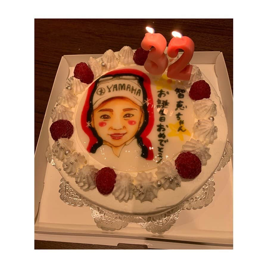 有村智恵さんのインスタグラム写真 - (有村智恵Instagram)「まずは、今日32回目の誕生日を迎えましたー！！ お祝いしてくださった皆様本当にありがとうございます😊 そして、今日で2019年シーズンが終わってしまいました。 最後は50センチのパットを外して終わるという、今年の私のゴルフを象徴するプレーでした。 優勝する事も、優勝争いする事もほとんどなく…モヤモヤとする一年になった気がします。 来年はもっと上にいけるように。しっかりと調整して挑みたいと思います！ 今年一年、サポートして下さったスタッフの皆さん、スポンサーの方々、大会関係者の方々、そして何よりファンの皆様。 本当にありがとうございました！！！！ I turned 32years old!!!! Thank you for your celebrations.:) And my 2019 season is in the books!!! It was so many up and down today,made an eagle,and missed the 2feet put 3 times..... That’s almost like my season..;( Anyway,thank you for your support,and big cheering this year too!!!! #golf #golfer #golftournament #jlpga #lpga #hpjapan #inpres #newbalancegolf #yamaha #misawahome #kose #kowa #vantelin #Qcells #MIKUNI  #ゴルフ #女子ゴルフ #インプレス #ヤマハ #ニューバランスゴルフ #日本hp #コーセー #ミサワホーム #コーワ #バンテリン #ミクニ」11月22日 22時06分 - chiearimura