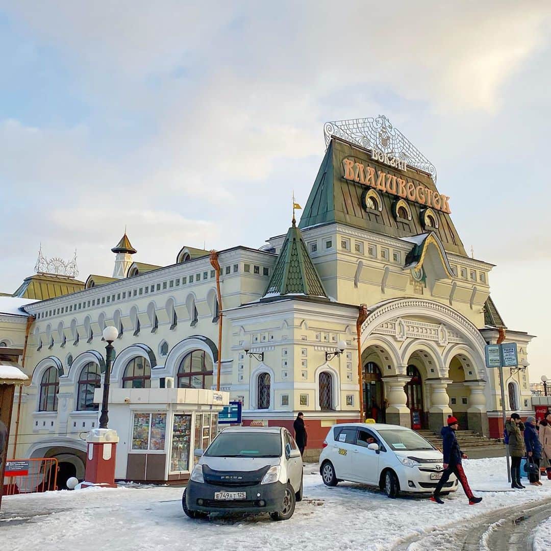bon ponさんのインスタグラム写真 - (bon ponInstagram)「11月18日(月) 続き 【ウラジオストク駅】 モスクワまでユーラシア大陸を横断する、世界最長の鉄道「シベリア鉄道」の東の起点駅。1893年に駅が開業。1912年にネオ・ロシア様式に改装され、古代ロシアの宮殿をイメージした駅舎が完成しました。100年を超える駅舎はクラシックな雰囲気で、電車に乗らない人もセキュリティチェックを受ければ自由に中に入ることができます。 待合所の天井には、モスクワとウラジオストクの観光名所が描かれています。待合室を抜け階段を降りると、ホームにもアクセスできます。ホームには引退したSLとキロポスト(標識)が立っており、キロポストには「9288」と書かれています。この数字はモスクワまでの距離(km)を表しています。 駅前の広場にはレーニン像が建っています。 ・ 【ウラジオストク中央郵便局】 「郵便局からハガキを出してみませんか」というエレーナさんの提案で、ウラジオストク駅に隣接する中央郵便局に立ち寄って、絵葉書を買って投函しました。 ・ ウラジオストク滞在最後の夕食は「ZUMA ズーマ」で。 @zumavl ウラジオストクで人気No.1のアジアンフーズレストラン。趣向を凝らしたインテリアで、高級感溢れるお洒落なお店です。ホスピタリティも超一流。日本語のメニューもありました。 お店の名物のカニをいただきました🦀生きている大きなカニがトレイに乗せられて運ばれてきてビックリ仰天😳😳 こんな大きな蟹をたらふく食べたのは初めてでした。なんという贅沢。 食べきれない分はエレーナさんにお土産に持って帰ってもらいました。 ・ #zumavl #zuma_menu #KingCrabRussia ・ ・ つづく ・ #ウラジオストクの旅 #ウラジオストク #沿海地方観光情報センター #夫婦 #60代 #ファッション #コーディネート #リンクコーデ #夫婦コーデ #グレイヘア #白髪 #共白髪 #couple #over60 #fashion #coordinate #instafashion #instagramjapan #greyhair #bonpon511」11月22日 22時06分 - bonpon511
