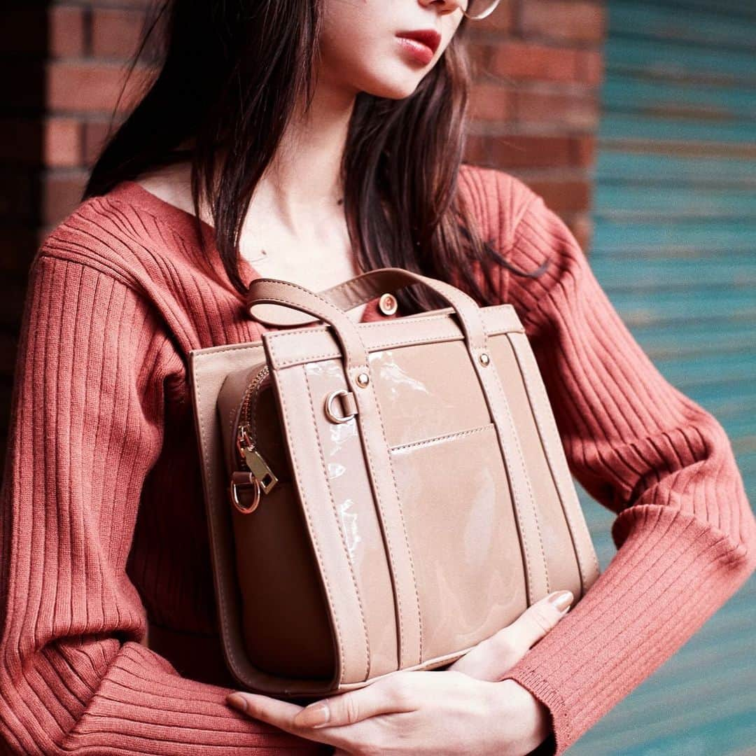 REDYAZELさんのインスタグラム写真 - (REDYAZELInstagram)「NEW IN﻿ —————————————————﻿— •BAG ¥7,990+tax﻿ COLOR：BEIGE / BLACK ﻿ ﻿どんなコーデにも合うエナメルバッグ。 ﻿﻿﻿﻿﻿—————————————————﻿— #REDYAZEL #レディアゼル」11月22日 22時08分 - redyazel