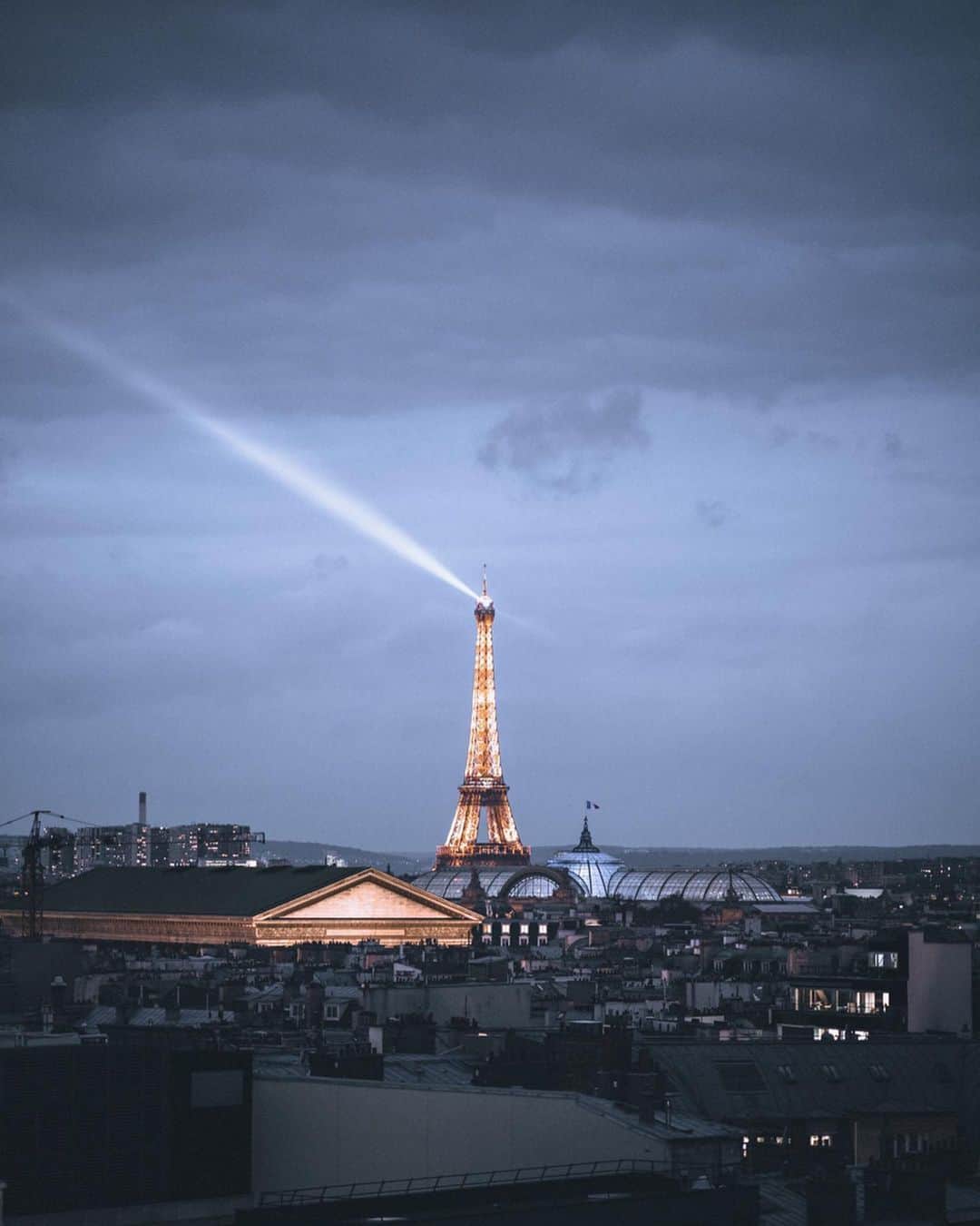 Thomas Kakarekoさんのインスタグラム写真 - (Thomas KakarekoInstagram)「we‘ll be right here  there’s a reason why Paris is one of the most visited cities in the world. you could spend months just exploring its glorious boulevards and fascinating museums but I only have 48 hours.  thrilled to be here on assignment for @d_stinations to create an unique photo series that will be shown during a Paris-inspired event in Essen’s DELTA club on Nov 29th. check out my stories or visit their Instagram page for all info on how to attend and meet me in Essen very soon.  #paris  Anzeige」11月22日 22時08分 - thomas_k