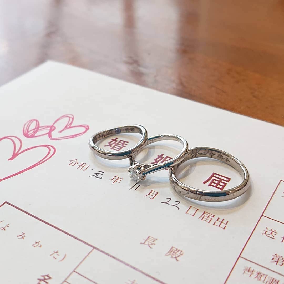 手作り指輪【ジュエリーアウラ】福岡のインスタグラム：「【良い夫婦の日】 令和元年の良い夫婦の日に 手作り結婚指輪を ご納品いたしました。  手作りした結婚指輪は ２つを合わせると ふたりのイニシャルKN  内側にも仕掛けが… 「太陽と月」  ふたりのイメージを レーザーで刻印しました。  これからも仲良く DIYなカップルさんで いてくださいねっ  末永くお幸せに～🍀 100%手作り&オーダーメイド専門店 あなたの輝きを引き出す 【ジュエリーアウラ】 www.au-ra.com  #ジュエリーアウラ #手作り結婚指輪 #オリジナル婚姻届 #ホワイトゴールド #ブラックゴールド #２つでヒトツになる結婚指輪 #メンテナンス永久無料 #福岡北九州で人気のジュエリーサロン  #完全ご予約制度  #24時間ネット予約はHPより」