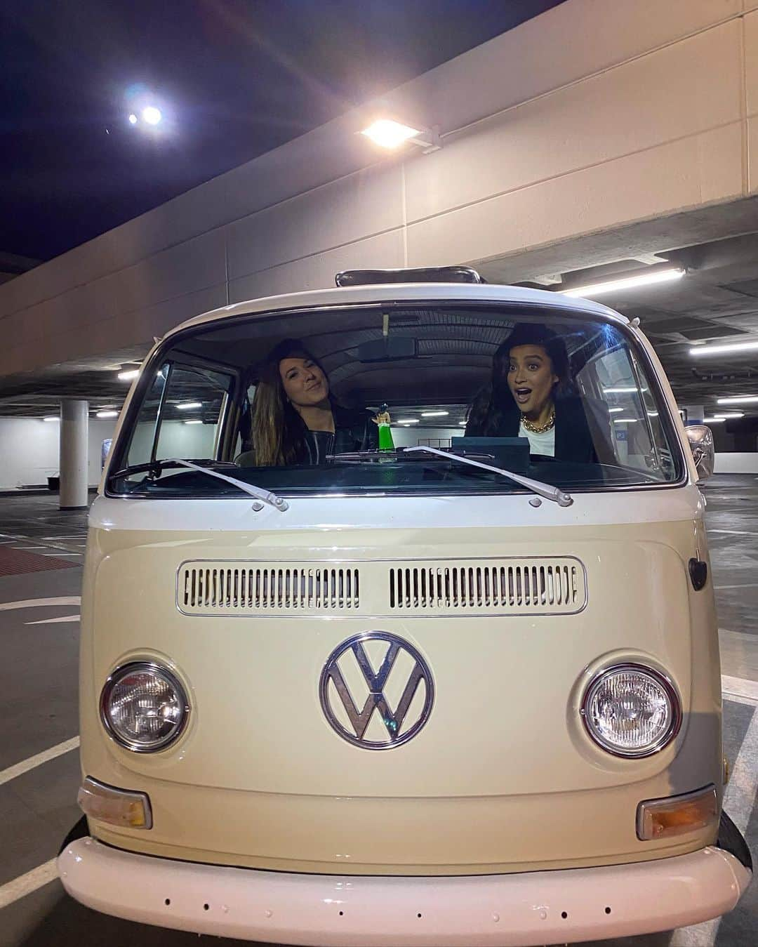 シェイ・ミッチェルさんのインスタグラム写真 - (シェイ・ミッチェルInstagram)「New girls’ night out in an old school #VWPartner way... had so much fun watching Bumblebee at the #VWDriveIn last night 🎥 Oh and the 2020 Atlas Cross Sport is pretty beautiful too 😉」11月23日 9時07分 - shaymitchell