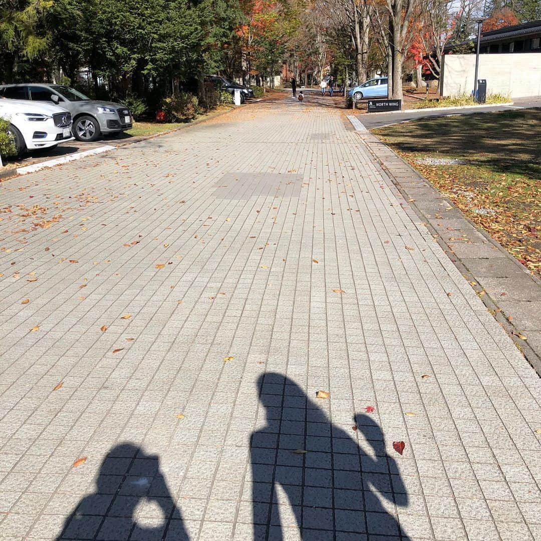 のインスタグラム：「おはようございます。 先日、母ユキママと母娘旅に行きました。 二人で最後に行ったのは、11年前。 ヨーロッパでの仕事で、milkaはお腹の中🤰🏻 ずいぶんと遠い思い出になっています…  生まれてから、現在進行系で "反抗期" な私を立派に(自分で言う) 破天荒に育て上げた母.ユキママは 尊敬を超える存在です。  たくさん話して、とても良い時間でした❤️ #ユキママ #日本初のキッズスキースクール創立者  #母と娘の時間 #わたしの誇り #ありがとう以上の言葉を教えて下さい  #考えたら怒られたことない #生涯反抗期」