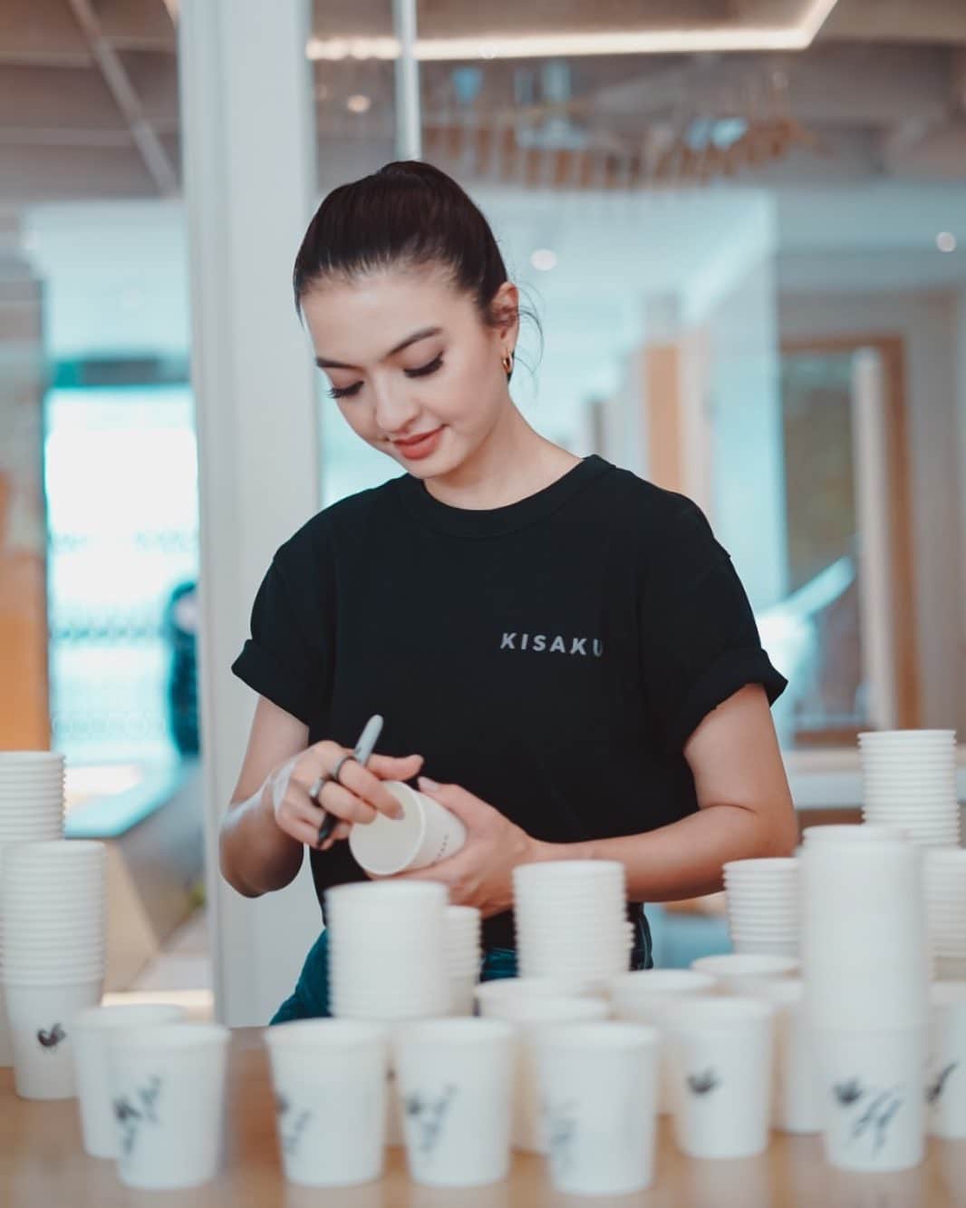 ラライン・シャーのインスタグラム：「Feeling grateful for the overwhelming support of our second outlet of @kisaku.co at Revenue Tower SCBD ❤️ Appreciate the love and appreciation for all things #kisaku . More to come😘 Jauh di mata dekat di hati ☕️」