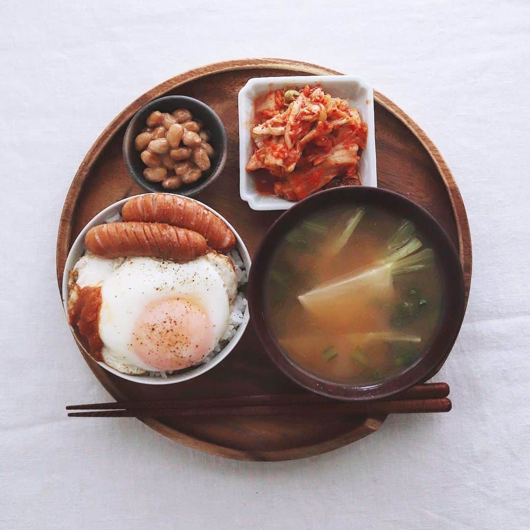 のインスタグラム：「Today's breakfast . 朝食の定番のっけご飯 目玉焼き＆ウインナー、 味噌汁、キムチ、納豆。 . . #目玉焼き #ウインナー #朝ごはん #のっけごはん #breakfast #🍳🍳」