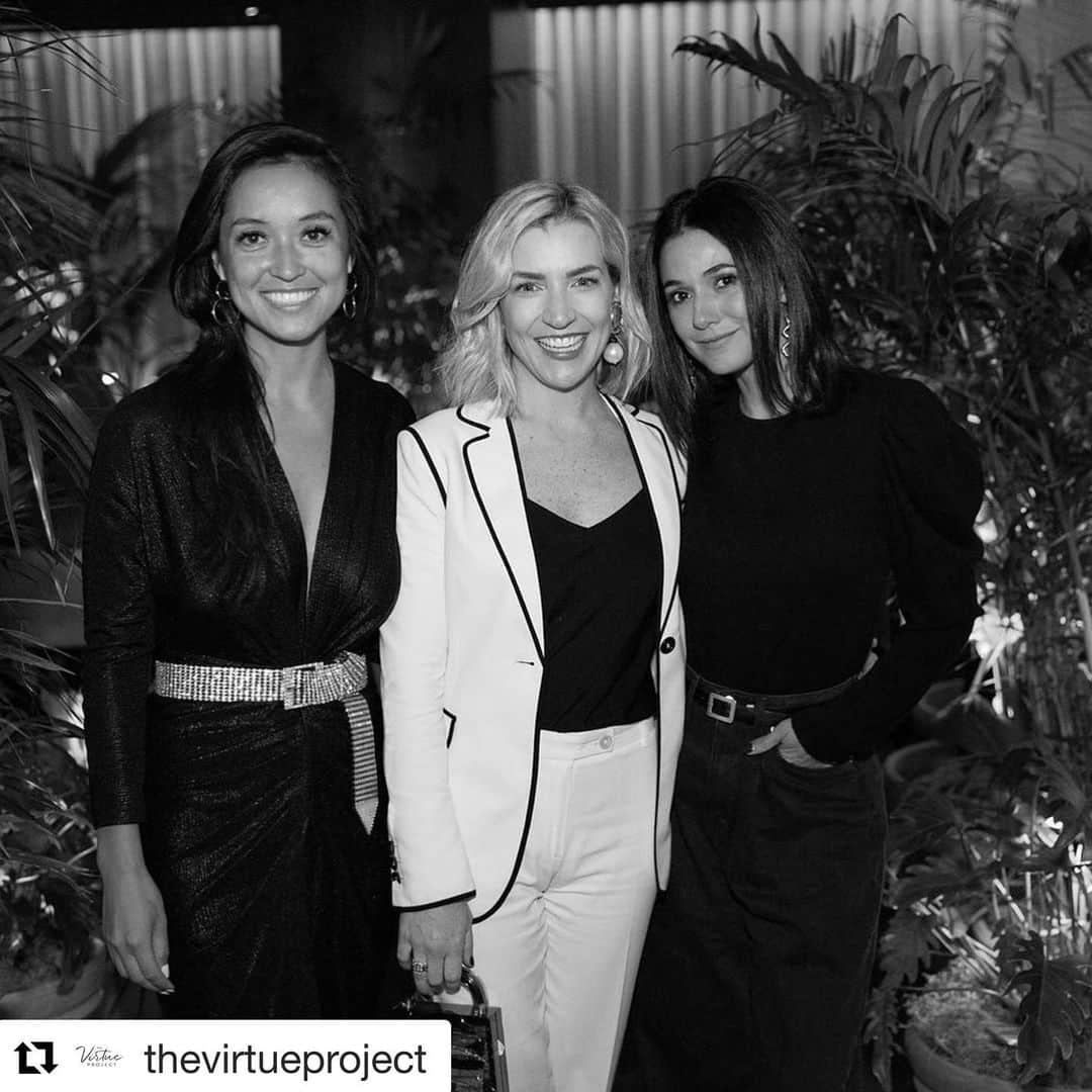 エマニュエル・シュリーキーさんのインスタグラム写真 - (エマニュエル・シュリーキーInstagram)「What happens when you gather together a community of powerful leaders, artists, creatives, entrepreneurs and media who are all using their talent and voices for social good – all into one room? THIS. What started as a casual conversation between @shannondelaat, board member @malinakerman and friends @echriqui and  @emmaypost about rallying together all of our relationships with true trailblazers in the social impact space, turned into magic. It became an experience that not only enhanced our own character, but allowed for meaningful connections to be made so that guests could further their causes, platforms and the issues they care about. We had but one simple question for our guests: “What shift are you a part of, not just for yourself but for everyone around you, the communities at large that we are so privileged to be a part of?” ✨ It was a truly beautiful and inspiring evening.. wishing you all an amazing weekend ahead. #happyfriday #shabbatshalom❤️」11月23日 7時58分 - echriqui