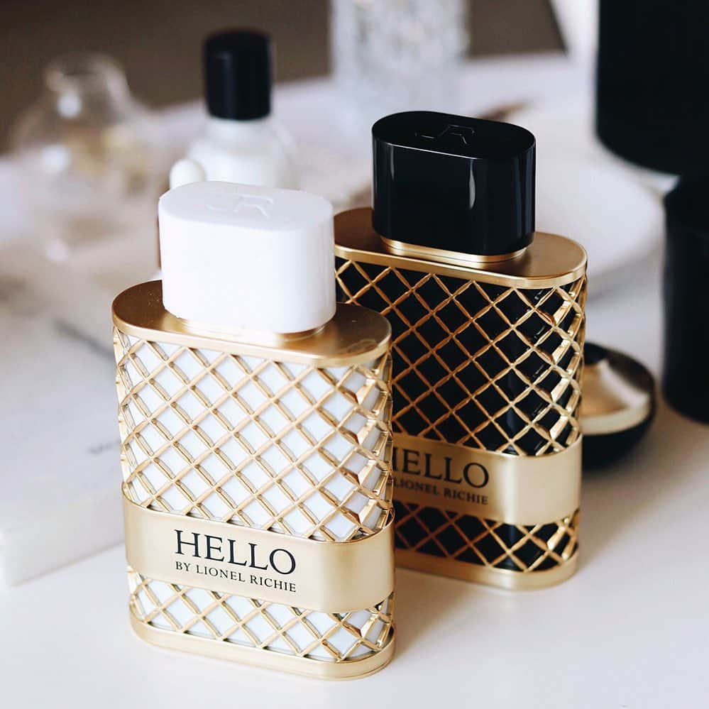 ライオネル・リッチーさんのインスタグラム写真 - (ライオネル・リッチーInstagram)「The scent for HIM 🖤 is sparkling, sensual, and warm. The scent for HER 🤍 is enticing and extravagant. My new fragrance line - “HELLO by Lionel Richie” is now available on Amazon.com!」11月23日 8時00分 - lionelrichie