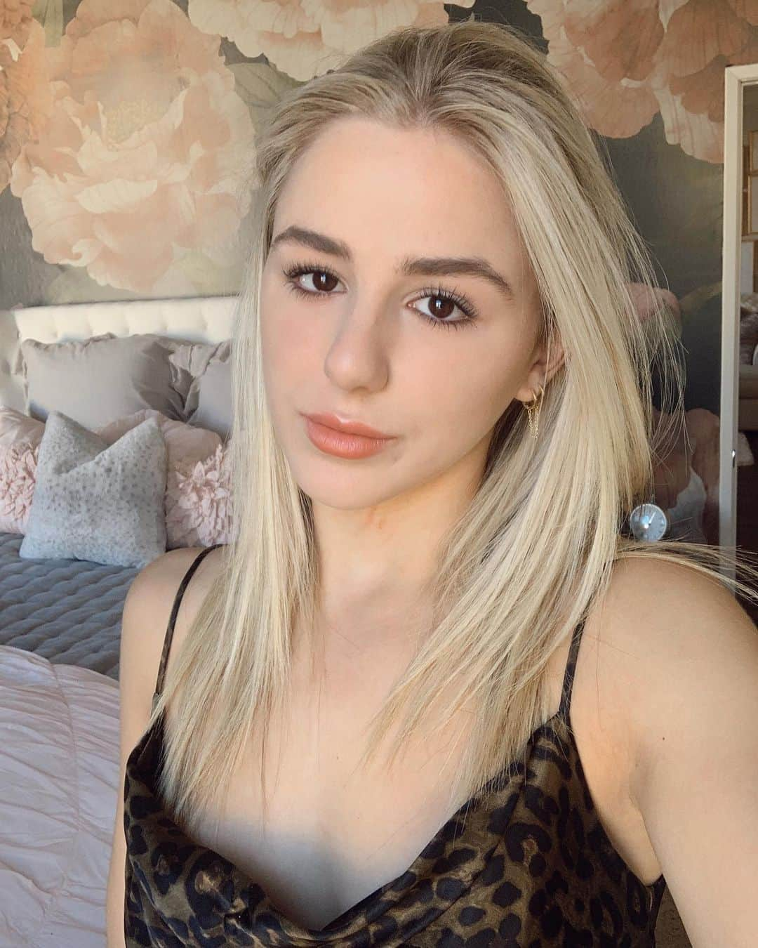 クロエ・ルーカジアックさんのインスタグラム写真 - (クロエ・ルーカジアックInstagram)「Me when someone tells me I should smile more」11月23日 8時01分 - chloelukasiak