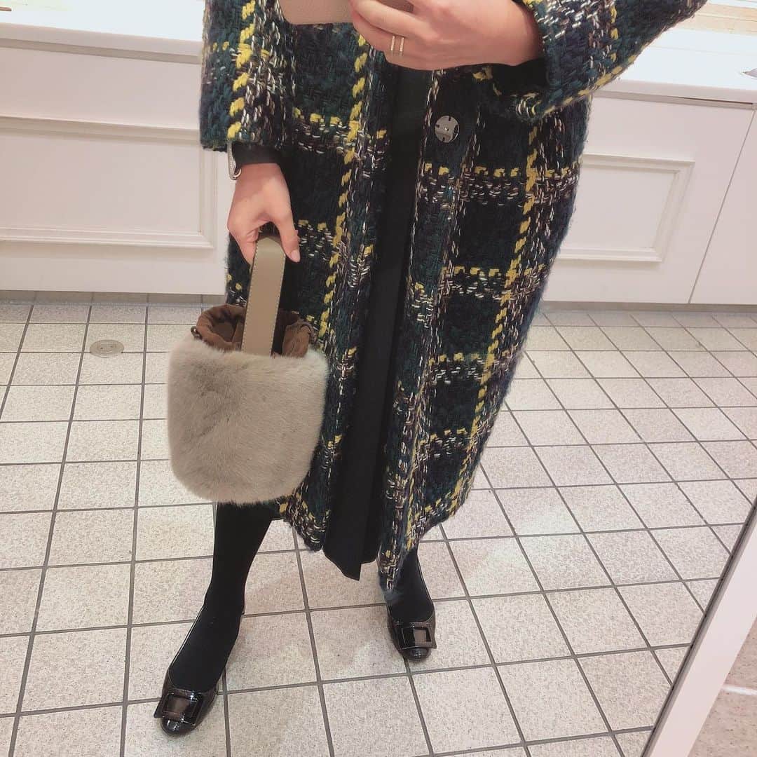 芝本裕子さんのインスタグラム写真 - (芝本裕子Instagram)「この冬のお気に入り❤️ というかこの間買ったばかりですが、可愛いし使いやすくて毎日使ってる❤️ @the_lilac_accessories で見つけたファーバッグ👜なんと、肩がけできるストラップもついてます‼️小さめなので、入る量は、そんなにたくさん入らないけど、もともとそんなに荷物多くないので、これで充分✌️お財布もここ数年ずっと小さめなので、お財布、リップクリーム、ハンカチ、ティッシュ、鍵、携帯はしっかり入ります‼️ この1週間疲れすぎて今日は二度寝してしまった😂たまには、いいよね😆  #ファーバッグ #ストラップ付き #shiba_u」11月23日 8時05分 - yukoshibamoto