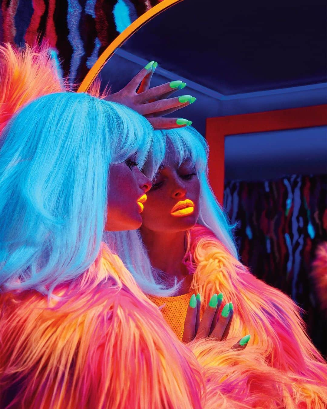 プレイボーイさんのインスタグラム写真 - (プレイボーイInstagram)「“Vanity” • Photographer @jamienelson6 depicts the seven deadly sins under a blacklight in #ThePleasureIssue pictorial ‘Vice Land’  Featuring Feb 2018 Playmate @megan_samperi」11月23日 8時07分 - playboy