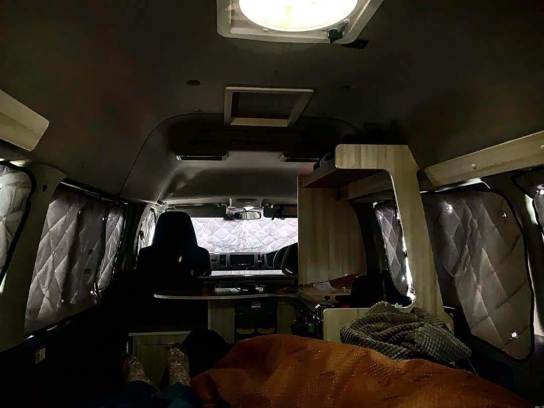 池内万作さんのインスタグラム写真 - (池内万作Instagram)「静岡SAにて仮眠。 電波が無茶苦茶悪かった〜。 #空でした #ハイエース車中泊 #詳しいことはブログに書いてあるかもしれませんぜ」11月23日 8時23分 - mandeshita
