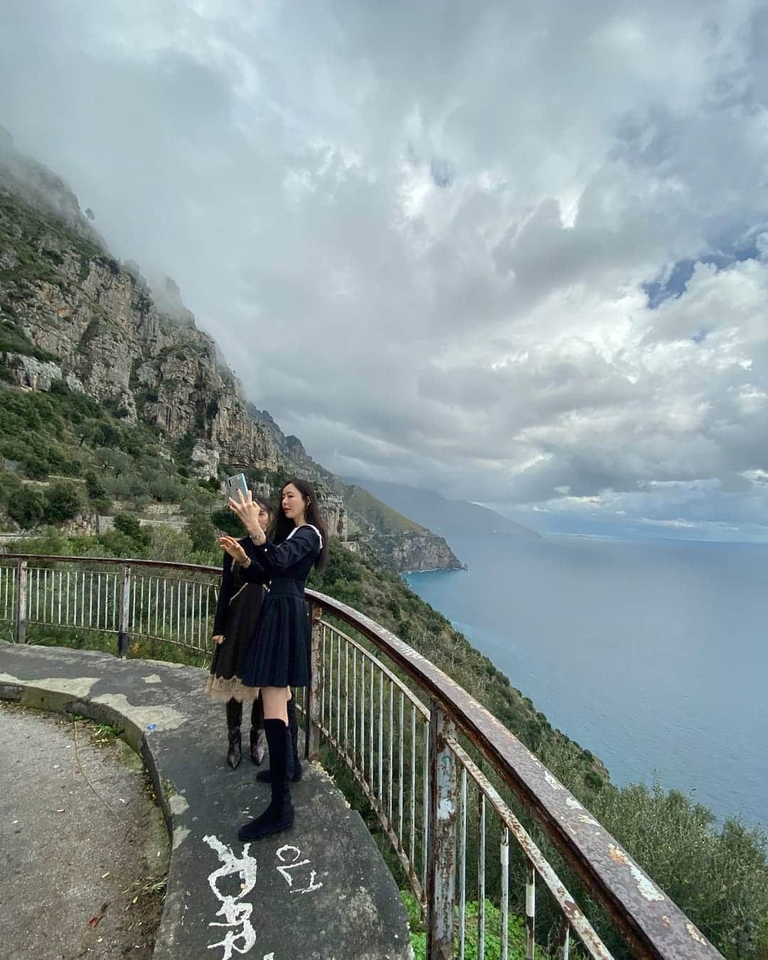 イ・ダヒさんのインスタグラム写真 - (イ・ダヒInstagram)「선영아..어디보는거니..😳 #italy #positano」11月23日 8時23分 - dahee0315