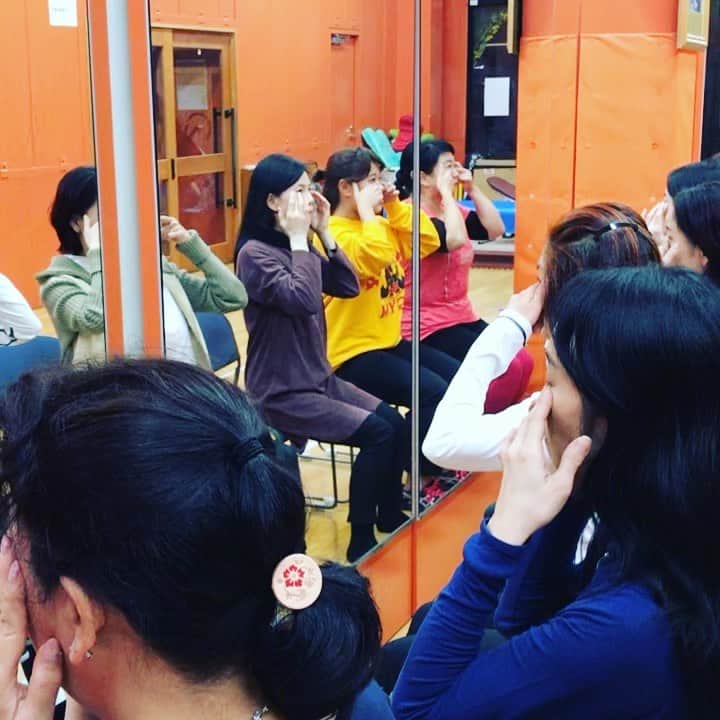 間々田佳子のインスタグラム：「目の下筋トレ  #間々田佳子 #きゅっぴたぴん #小顔になる姿勢 #ぽっこりお腹解消法」