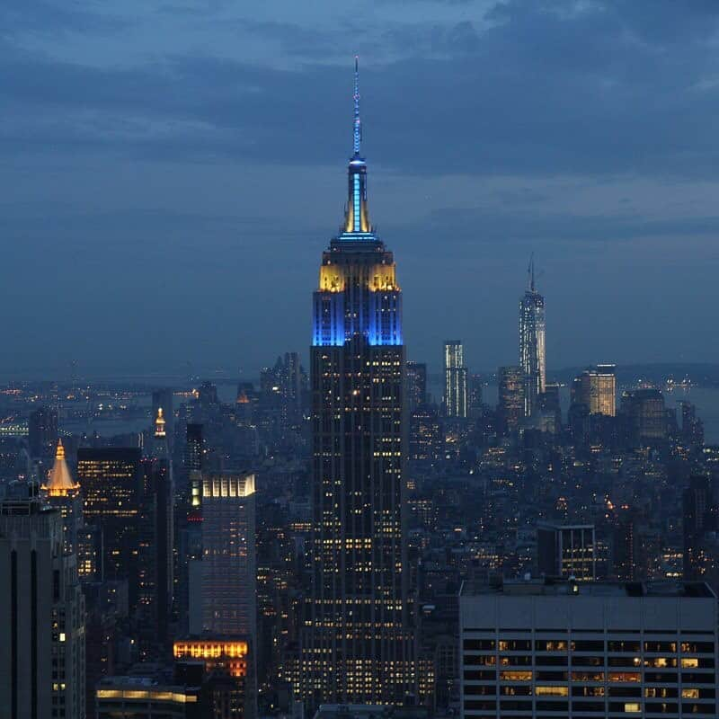 Empire State Buildingさんのインスタグラム写真 - (Empire State BuildingInstagram)「We’re glowing in blue & yellow with a white sparkle tonight, honoring our collaboration with CBS This Morning covering the complete makeover of our building! 💙💛 . Tune in this upcoming Wednesday to catch Gayle King & Anthony Mason co-anchoring with Tony Dokoupil live at the #EmpireStateBuilding as we officially unveil our 80th floor!」11月23日 8時27分 - empirestatebldg