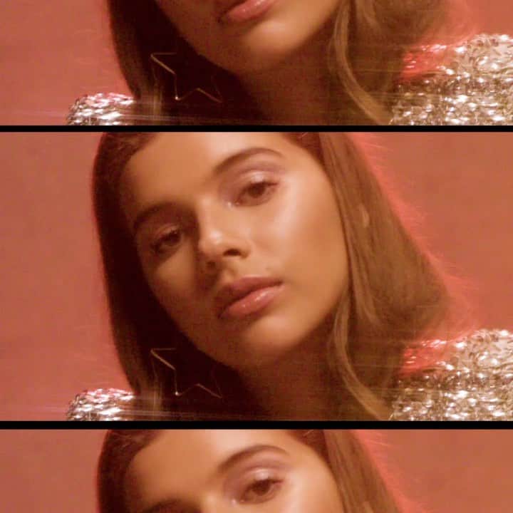Smashboxのインスタグラム：「Razzle dazzle your way through holiday season with bold makeup that makes everything way more fun 🌟 Tag the bestie that lights up your life 🌟 #SBXCosmic」