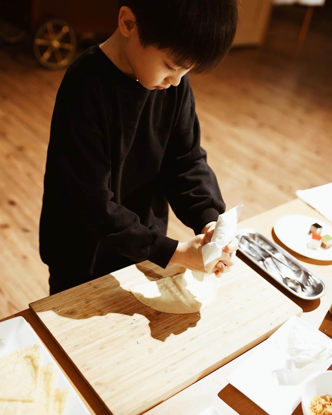 喜田彩子さんのインスタグラム写真 - (喜田彩子Instagram)「﻿ ﻿ 昨日から “ツインリンクもてぎ” に遊びに来ています❤️﻿ 夏に初めて来て以来、すっかりハマりました！！﻿ ﻿ ﻿ 遊びはもちろん、ご飯も楽しみのひとつ🤤🤤﻿ 栃木県や茂木町の美味しい食材、農園直送の旬野菜を使ったホテルのビュッフェが、凄く美味しいの。﻿ ﻿ 子供達は(私もか😅)デザートを特に楽しみにしていて、しかも今回は秋だから大好きな【栗】のデザートが多くて最高だった！！﻿ ﻿ 前回も食べた “ストーンアイス” ももちろん【栗】🌰﻿ 濃厚な那須牛乳オリジナルみるくアイスが美味しいんです🍦﻿ ﻿ ﻿ さぁ、今日は遊びまくるぞ！！！﻿ ﻿ ﻿ ﻿ @twinring_motegi ﻿ #ツインリンクもてぎ #ツインリンクもてぎ体験会 #秋 #旅行 #家族 #ママ #小学生ママ﻿ #森のレストラン #マルシェラン #ホテルビュッフェ  #石窯 #空土ファー #motegi_trip #buffet #dinner #pr #mom #holiday ﻿ #ayakida_trip﻿」11月23日 8時29分 - ayacokida