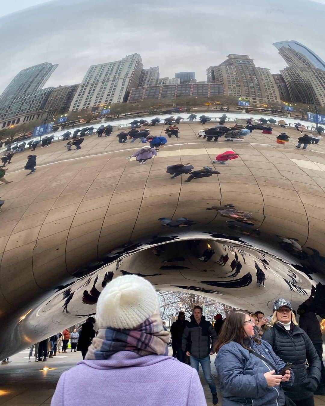 福田淳子さんのインスタグラム写真 - (福田淳子Instagram)「シカゴの象徴的なビーン（The Bean)へ。正式名称はクラウドゲート（Cloud Gate)というらしい。ミレニアムパークの中にあります。存在は知っていたけど、こんなに大きいと思わなかった。しかも、これ、シカゴのスカイラインが映るようになってるんだって！知らなかった。いろんな角度から見るのが楽しい。 ミレニアムパークの噴水も有名なのですが、冬はおやすみ。そのかわり、アイススケート場がオープンしてます。なんかちょっとニューヨークを思い出しました。（ロックフェラーセンターの。料金めっちゃ高い）でも、ここのスケートリンクは入場無料。スケート靴を持っていればタダで滑れます。すてき。  #2019jautumntrip  #Chicago #bean #chicagobean」11月23日 8時30分 - junjunfukuda