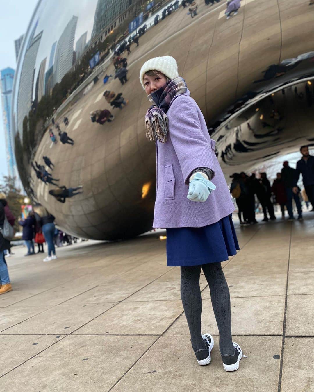 福田淳子さんのインスタグラム写真 - (福田淳子Instagram)「シカゴの象徴的なビーン（The Bean)へ。正式名称はクラウドゲート（Cloud Gate)というらしい。ミレニアムパークの中にあります。存在は知っていたけど、こんなに大きいと思わなかった。しかも、これ、シカゴのスカイラインが映るようになってるんだって！知らなかった。いろんな角度から見るのが楽しい。 ミレニアムパークの噴水も有名なのですが、冬はおやすみ。そのかわり、アイススケート場がオープンしてます。なんかちょっとニューヨークを思い出しました。（ロックフェラーセンターの。料金めっちゃ高い）でも、ここのスケートリンクは入場無料。スケート靴を持っていればタダで滑れます。すてき。  #2019jautumntrip  #Chicago #bean #chicagobean」11月23日 8時30分 - junjunfukuda