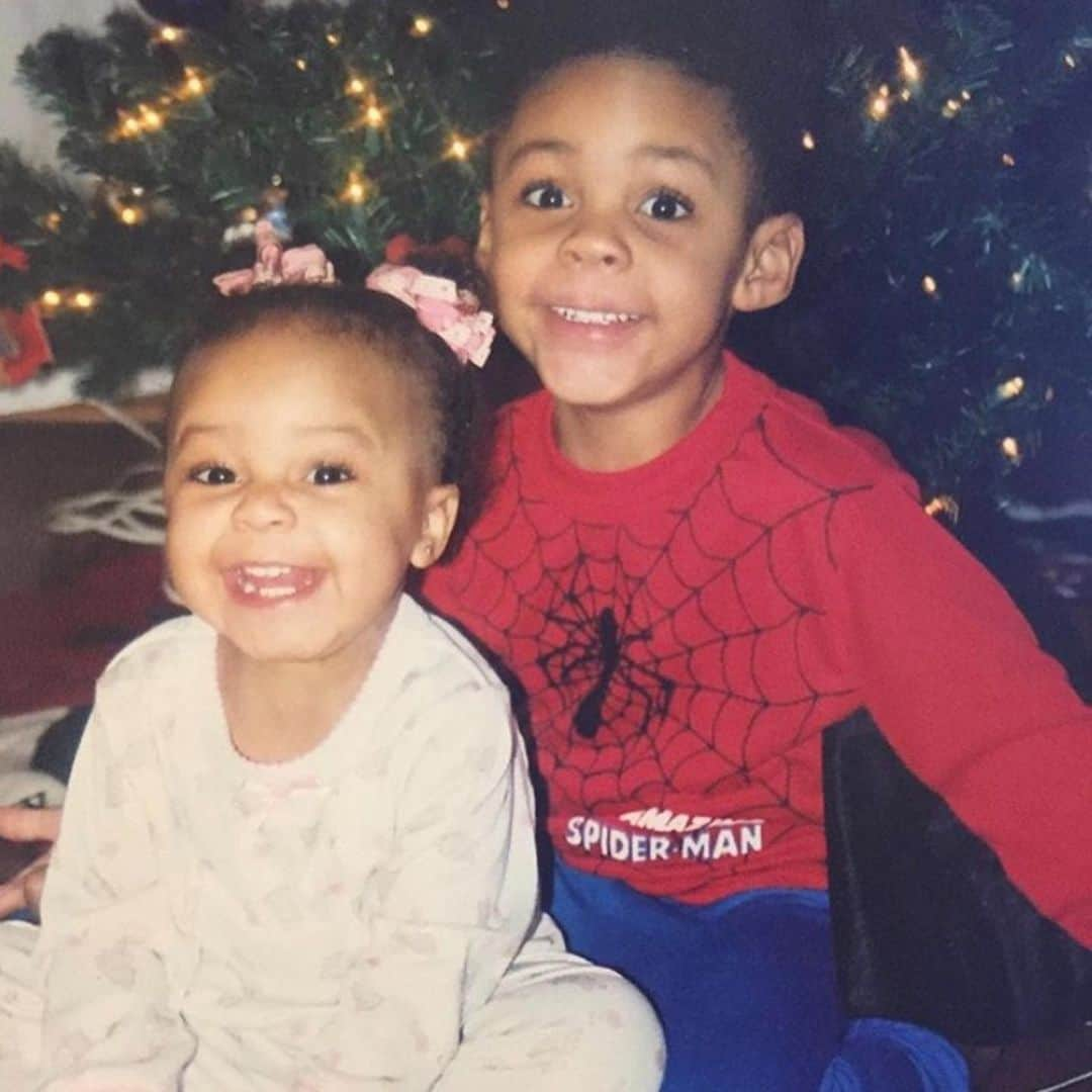 Nia Sioux Frazierさんのインスタグラム写真 - (Nia Sioux FrazierInstagram)「Wow you’re actually 21! Thanks for being the most annoying, funny, caring, and weird older brother a girl could have. Not only are you my brother but ur my best friend too lol. Have fun tonight and don’t party too hard😂❤️ (pls swipe to the last slide u won’t regret it)」11月23日 8時41分 - niasioux