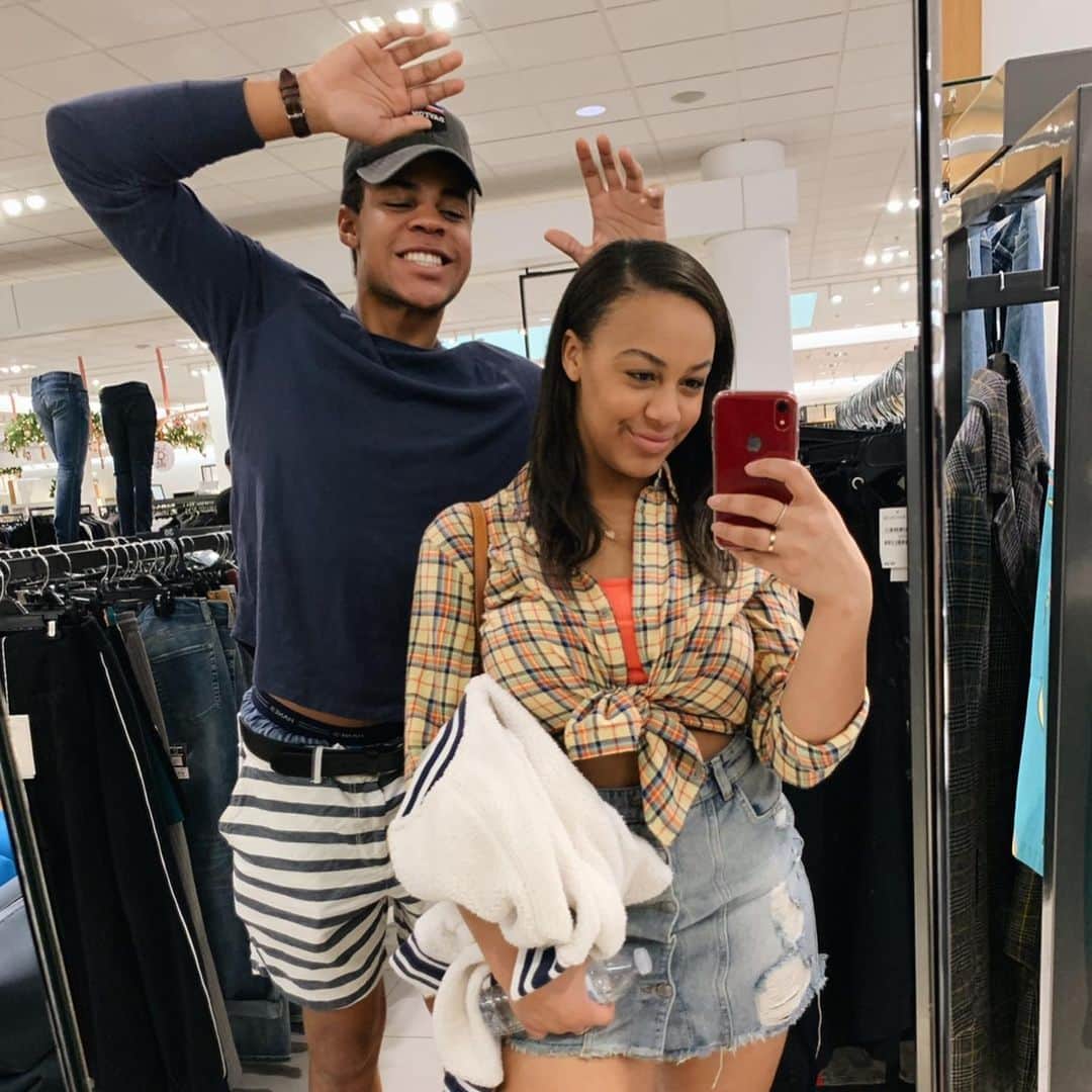 Nia Sioux Frazierさんのインスタグラム写真 - (Nia Sioux FrazierInstagram)「Wow you’re actually 21! Thanks for being the most annoying, funny, caring, and weird older brother a girl could have. Not only are you my brother but ur my best friend too lol. Have fun tonight and don’t party too hard😂❤️ (pls swipe to the last slide u won’t regret it)」11月23日 8時41分 - niasioux