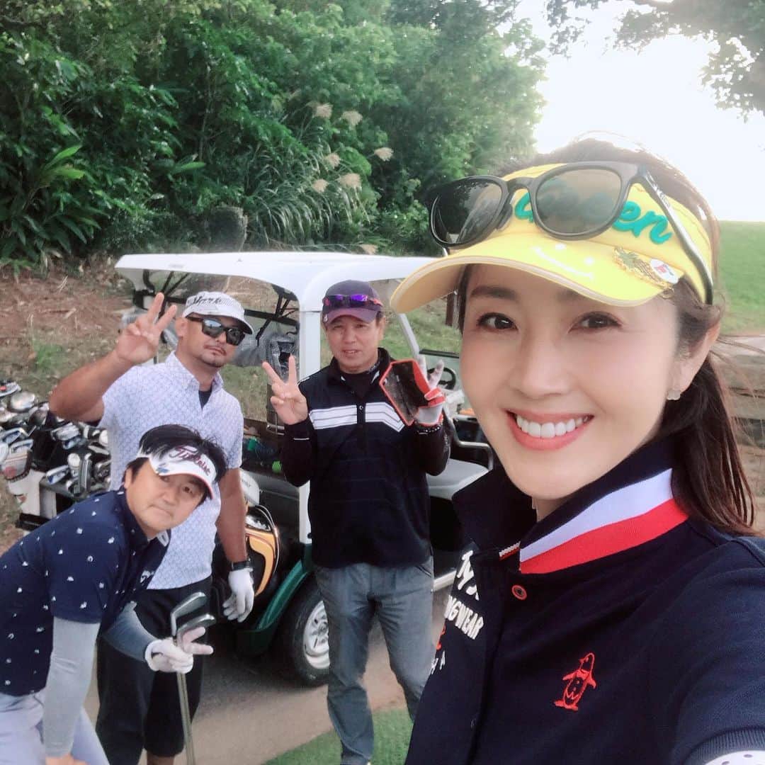 芦田桂子さんのインスタグラム写真 - (芦田桂子Instagram)「沖縄 #ベルビーチゴルフクラブ ⛳️ 先日、兄会社のコンペに参加してきました かなりのハンディもらったので優勝目指してたけど結果、スコア106の9位。。。 残念〜‼️😂 メンズのレンタルクラブだったから仕方ないと言い訳させてw ですがニアピン賞頂きました❤️ ・ ここ #ベルビーチゴルフクラブ は宮里藍ちゃんご兄弟の本拠地 今年の1月に⛳️プレイして以来10ヶ月ぶりにコース廻ったけどやはり海近くて風がキツかった〜💦 さらにアップダウンあり狭いコースの横は崖だったり、フェアウェイキープがめちゃくちゃ難しいの！ ここで小さい頃から練習してたから強いんだなと納得☺️ ・ それにしても沖縄の方々はとっても優くて面白い 終始笑いの絶えないラウンドでした😊 大変お世話になりました❣️ またお邪魔しますね⛳️ ・ #沖縄 #ベルビーチゴルフクラブ  #美しいゴルフ場  #宮里兄弟のホームグラウンド #やんばるコンペ  #アイムホーム沖縄  #ニアピン賞 #次回は必ず100切る #golf #ゴルフ女子 #大人女子ゴルファー #ゴルフ好きな人と繋がりたい  #マンシングウェア  #eyevol  #ゴルフコーデ  #골프 #新垣さん上手でした #皆さんお世話になりました  #model #beautywellnessdirector #芦田桂子」11月23日 8時37分 - keiko_ashida