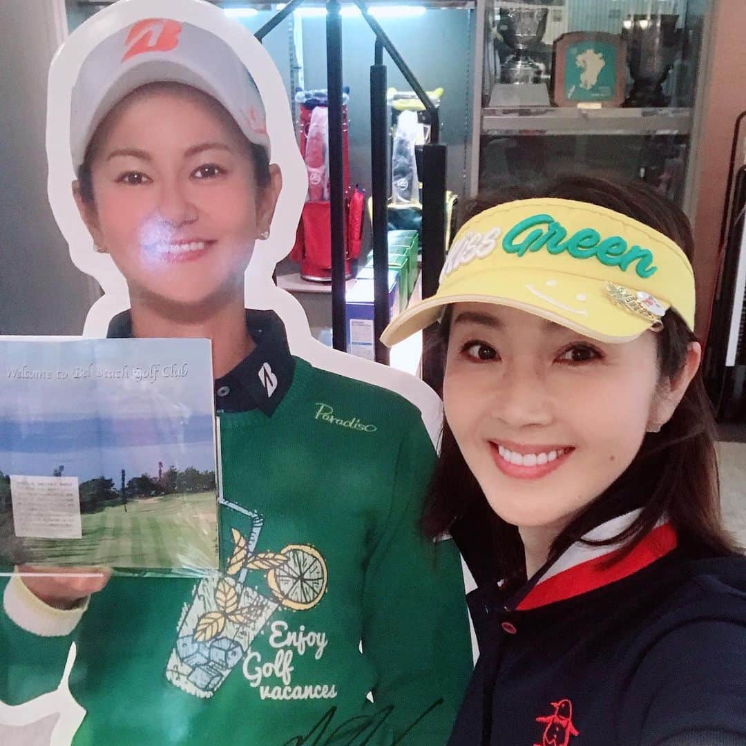芦田桂子さんのインスタグラム写真 - (芦田桂子Instagram)「沖縄 #ベルビーチゴルフクラブ ⛳️ 先日、兄会社のコンペに参加してきました かなりのハンディもらったので優勝目指してたけど結果、スコア106の9位。。。 残念〜‼️😂 メンズのレンタルクラブだったから仕方ないと言い訳させてw ですがニアピン賞頂きました❤️ ・ ここ #ベルビーチゴルフクラブ は宮里藍ちゃんご兄弟の本拠地 今年の1月に⛳️プレイして以来10ヶ月ぶりにコース廻ったけどやはり海近くて風がキツかった〜💦 さらにアップダウンあり狭いコースの横は崖だったり、フェアウェイキープがめちゃくちゃ難しいの！ ここで小さい頃から練習してたから強いんだなと納得☺️ ・ それにしても沖縄の方々はとっても優くて面白い 終始笑いの絶えないラウンドでした😊 大変お世話になりました❣️ またお邪魔しますね⛳️ ・ #沖縄 #ベルビーチゴルフクラブ  #美しいゴルフ場  #宮里兄弟のホームグラウンド #やんばるコンペ  #アイムホーム沖縄  #ニアピン賞 #次回は必ず100切る #golf #ゴルフ女子 #大人女子ゴルファー #ゴルフ好きな人と繋がりたい  #マンシングウェア  #eyevol  #ゴルフコーデ  #골프 #新垣さん上手でした #皆さんお世話になりました  #model #beautywellnessdirector #芦田桂子」11月23日 8時37分 - keiko_ashida