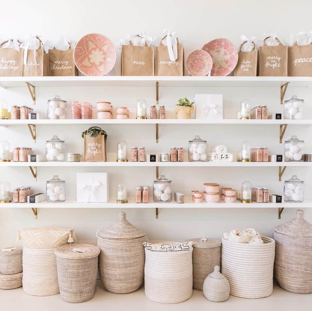 のインスタグラム：「Our @thelittlemarket pop up is officially open at @fashionisland! If you live in the area come by and let us help you with your holiday shopping 🎁 And if you can’t make it to the store you can always go to TheLittleMarket.com」