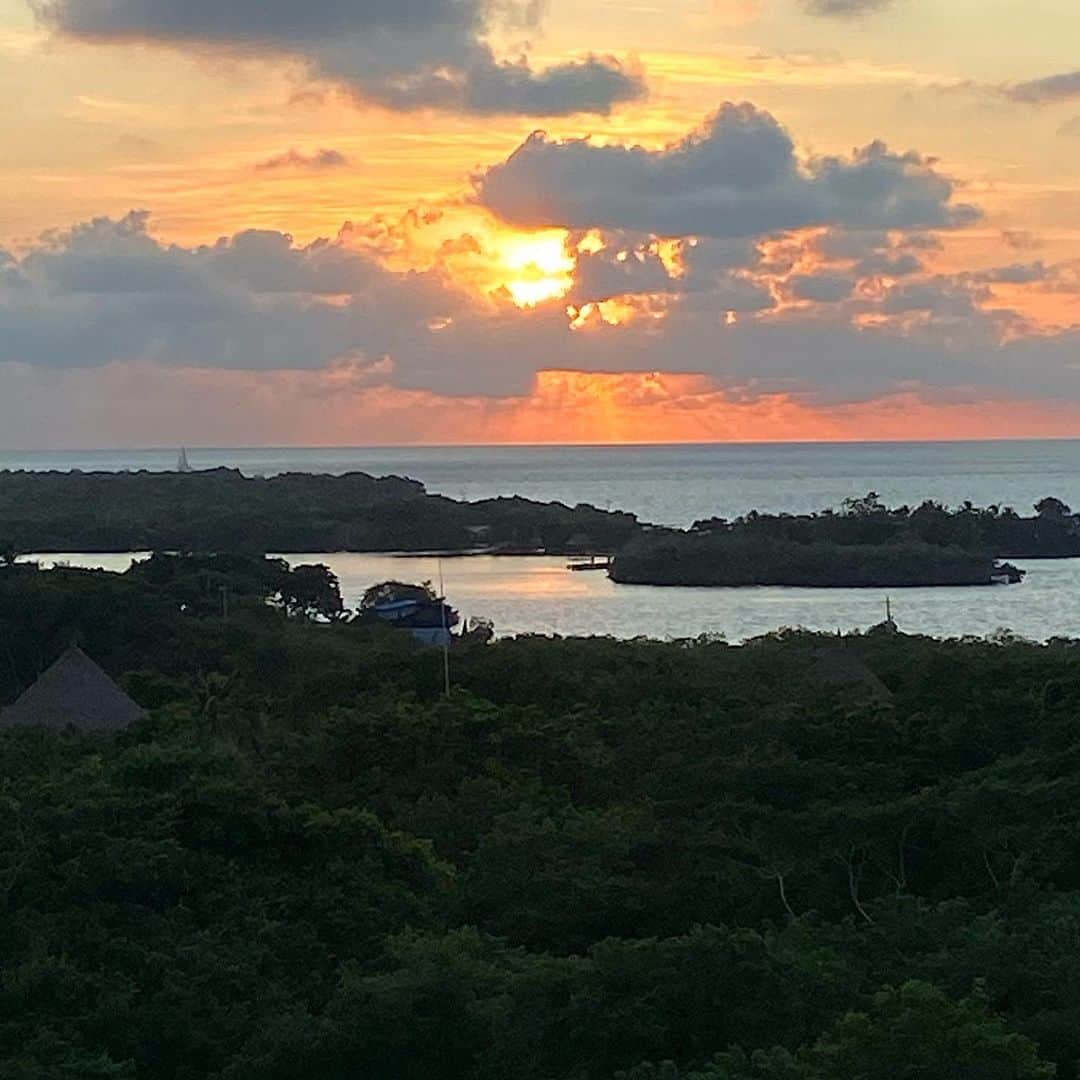 ナネットレポーのインスタグラム：「Last sunset. So sad to leave paradise. 🏝」