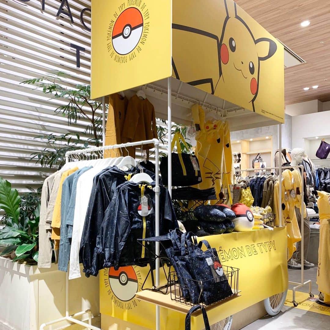 CIAOPANIC TYPYさんのインスタグラム写真 - (CIAOPANIC TYPYInstagram)「POKÉMON DE CIAOPANIC TYPY﻿ 大好評販売中！ ﻿ ﻿ ﻿ パパママ世代からお子様まで大人気の「ポケモン」のTYPYオリジナルアイテムが登場!!﻿ ﻿ ﻿ TYPYらしい親子お揃いアイテムや機能性のある雑貨に、﻿ アイコニックなポケモンのデザインを取り入れたコレクションで展開◎﻿ ﻿ ﻿ 普段使いから冬のレジャーシーンまで﻿ 幅広くお使い頂けるアイテムをラインナップしています。﻿ ﻿ ﻿ 人気のポケモン「ピカチュウ」、﻿ 新たなる冒険の舞台「ガラル地方」で﻿ 最初に選ぶ3匹のポケモン﻿ 「サルノリ」「ヒバニー」「メッソン」を﻿ 星座風デザインに落とし込んだ﻿ メインアートも必見です。﻿ ﻿ ﻿ ﻿ CIAOPANIC TYPY全店舗および﻿ @ciaopanictypy  プロフィール内URLからは 特設ページもご覧いただけます。﻿ 是非チェックして下さい。﻿ ﻿ ﻿ ﻿ ﻿ ﻿ #ciaopanictypy #チャオパニックティピー #ティピーコーデ #ピカチュウ﻿ #サルノリ #ヒバリー #メッソン #ガラル地方 #ポケモン #Pokemon　﻿ #ポケットモンスター #アニメ #テレビアニメ #ポケモン好き #ポケモン大好き #ポケモン好きな人と繋がりたい #キッズコーデ #キッズファッション #キッズ #キッズ服 ﻿ #コラボ」11月23日 8時56分 - ciaopanictypy