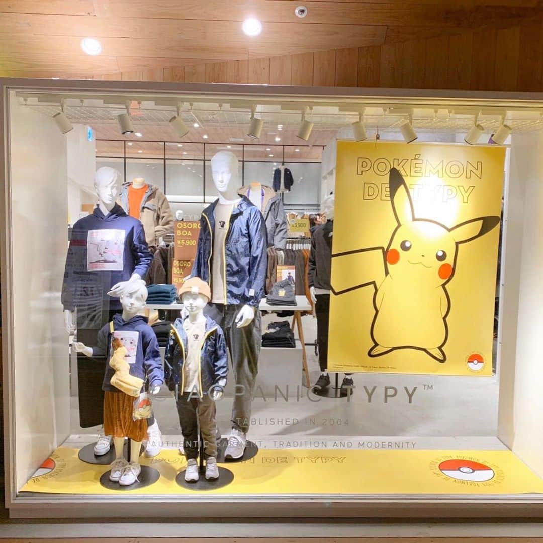 CIAOPANIC TYPYさんのインスタグラム写真 - (CIAOPANIC TYPYInstagram)「POKÉMON DE CIAOPANIC TYPY﻿ 大好評販売中！ ﻿ ﻿ ﻿ パパママ世代からお子様まで大人気の「ポケモン」のTYPYオリジナルアイテムが登場!!﻿ ﻿ ﻿ TYPYらしい親子お揃いアイテムや機能性のある雑貨に、﻿ アイコニックなポケモンのデザインを取り入れたコレクションで展開◎﻿ ﻿ ﻿ 普段使いから冬のレジャーシーンまで﻿ 幅広くお使い頂けるアイテムをラインナップしています。﻿ ﻿ ﻿ 人気のポケモン「ピカチュウ」、﻿ 新たなる冒険の舞台「ガラル地方」で﻿ 最初に選ぶ3匹のポケモン﻿ 「サルノリ」「ヒバニー」「メッソン」を﻿ 星座風デザインに落とし込んだ﻿ メインアートも必見です。﻿ ﻿ ﻿ ﻿ CIAOPANIC TYPY全店舗および﻿ @ciaopanictypy  プロフィール内URLからは 特設ページもご覧いただけます。﻿ 是非チェックして下さい。﻿ ﻿ ﻿ ﻿ ﻿ ﻿ #ciaopanictypy #チャオパニックティピー #ティピーコーデ #ピカチュウ﻿ #サルノリ #ヒバリー #メッソン #ガラル地方 #ポケモン #Pokemon　﻿ #ポケットモンスター #アニメ #テレビアニメ #ポケモン好き #ポケモン大好き #ポケモン好きな人と繋がりたい #キッズコーデ #キッズファッション #キッズ #キッズ服 ﻿ #コラボ」11月23日 8時56分 - ciaopanictypy