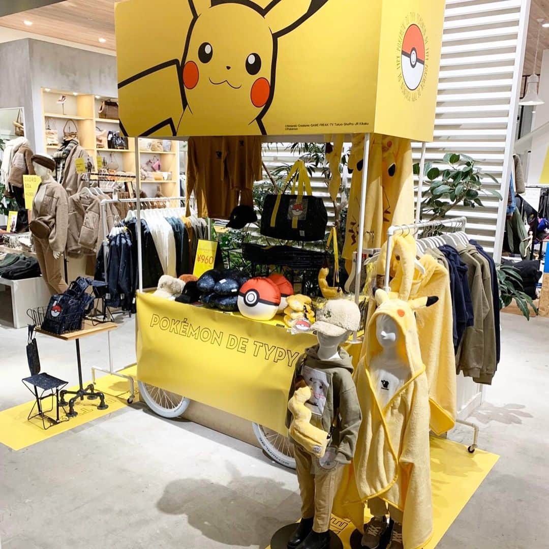 CIAOPANIC TYPYさんのインスタグラム写真 - (CIAOPANIC TYPYInstagram)「POKÉMON DE CIAOPANIC TYPY﻿ 大好評販売中！ ﻿ ﻿ ﻿ パパママ世代からお子様まで大人気の「ポケモン」のTYPYオリジナルアイテムが登場!!﻿ ﻿ ﻿ TYPYらしい親子お揃いアイテムや機能性のある雑貨に、﻿ アイコニックなポケモンのデザインを取り入れたコレクションで展開◎﻿ ﻿ ﻿ 普段使いから冬のレジャーシーンまで﻿ 幅広くお使い頂けるアイテムをラインナップしています。﻿ ﻿ ﻿ 人気のポケモン「ピカチュウ」、﻿ 新たなる冒険の舞台「ガラル地方」で﻿ 最初に選ぶ3匹のポケモン﻿ 「サルノリ」「ヒバニー」「メッソン」を﻿ 星座風デザインに落とし込んだ﻿ メインアートも必見です。﻿ ﻿ ﻿ ﻿ CIAOPANIC TYPY全店舗および﻿ @ciaopanictypy  プロフィール内URLからは 特設ページもご覧いただけます。﻿ 是非チェックして下さい。﻿ ﻿ ﻿ ﻿ ﻿ ﻿ #ciaopanictypy #チャオパニックティピー #ティピーコーデ #ピカチュウ﻿ #サルノリ #ヒバリー #メッソン #ガラル地方 #ポケモン #Pokemon　﻿ #ポケットモンスター #アニメ #テレビアニメ #ポケモン好き #ポケモン大好き #ポケモン好きな人と繋がりたい #キッズコーデ #キッズファッション #キッズ #キッズ服 ﻿ #コラボ」11月23日 8時56分 - ciaopanictypy