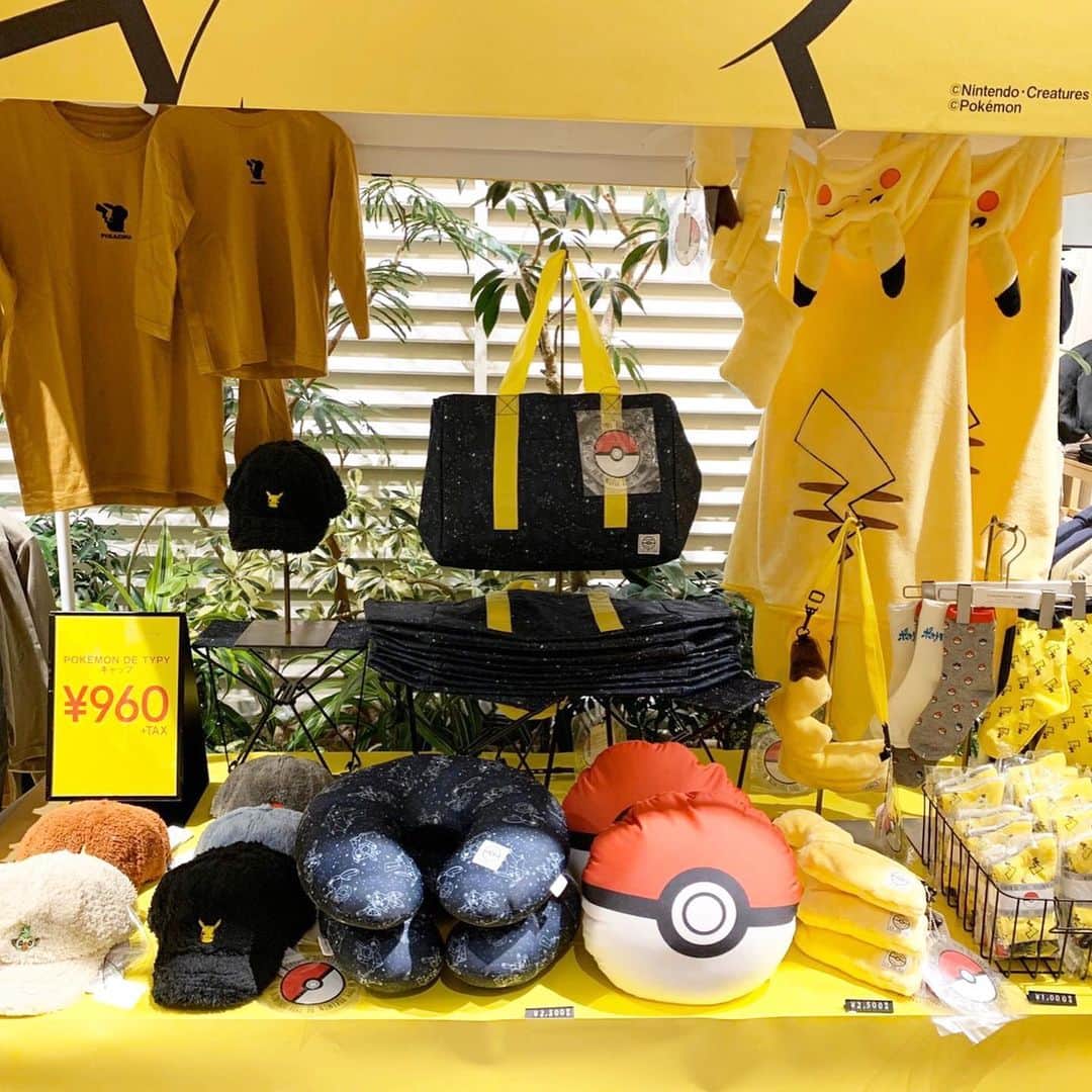 CIAOPANIC TYPYさんのインスタグラム写真 - (CIAOPANIC TYPYInstagram)「POKÉMON DE CIAOPANIC TYPY﻿ 大好評販売中！ ﻿ ﻿ ﻿ パパママ世代からお子様まで大人気の「ポケモン」のTYPYオリジナルアイテムが登場!!﻿ ﻿ ﻿ TYPYらしい親子お揃いアイテムや機能性のある雑貨に、﻿ アイコニックなポケモンのデザインを取り入れたコレクションで展開◎﻿ ﻿ ﻿ 普段使いから冬のレジャーシーンまで﻿ 幅広くお使い頂けるアイテムをラインナップしています。﻿ ﻿ ﻿ 人気のポケモン「ピカチュウ」、﻿ 新たなる冒険の舞台「ガラル地方」で﻿ 最初に選ぶ3匹のポケモン﻿ 「サルノリ」「ヒバニー」「メッソン」を﻿ 星座風デザインに落とし込んだ﻿ メインアートも必見です。﻿ ﻿ ﻿ ﻿ CIAOPANIC TYPY全店舗および﻿ @ciaopanictypy  プロフィール内URLからは 特設ページもご覧いただけます。﻿ 是非チェックして下さい。﻿ ﻿ ﻿ ﻿ ﻿ ﻿ #ciaopanictypy #チャオパニックティピー #ティピーコーデ #ピカチュウ﻿ #サルノリ #ヒバリー #メッソン #ガラル地方 #ポケモン #Pokemon　﻿ #ポケットモンスター #アニメ #テレビアニメ #ポケモン好き #ポケモン大好き #ポケモン好きな人と繋がりたい #キッズコーデ #キッズファッション #キッズ #キッズ服 ﻿ #コラボ」11月23日 8時56分 - ciaopanictypy