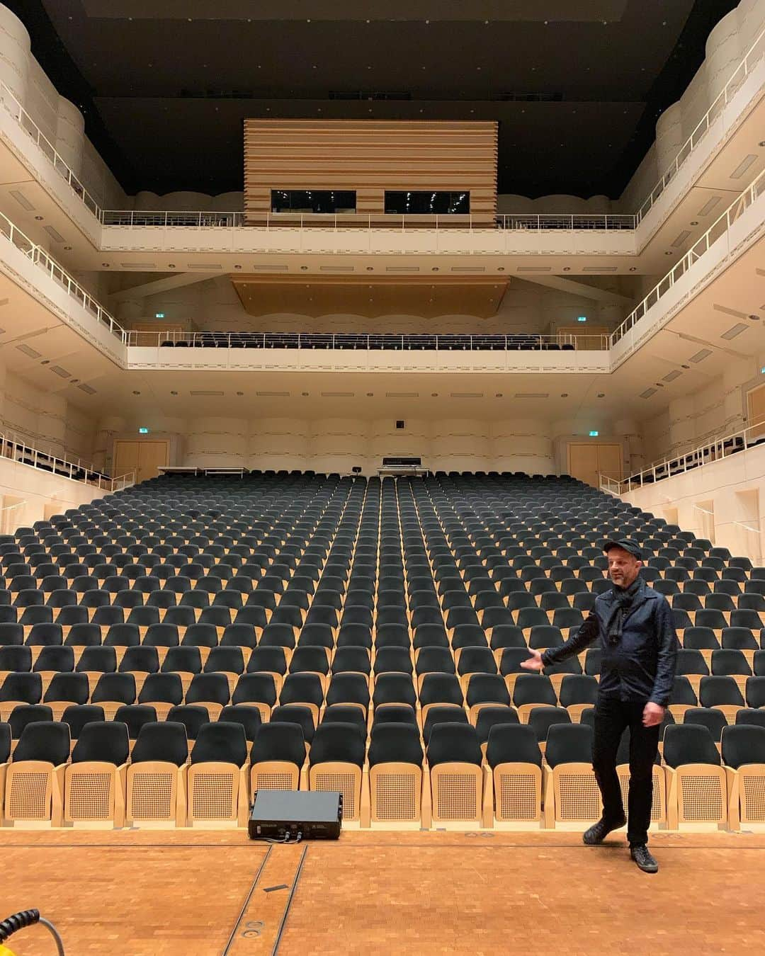 フィンクさんのインスタグラム写真 - (フィンクInstagram)「Truly a sensational venue tonight in Dortmund.... we’re being very careful not to scratch anything - and later I will do my yoga in a conductors dressing room #lifegoals .... We’re onstage at 9 - and grab the chance to see Sophie Hunger at 8 - it’s gonna be a very cool show tonight ... #fink #finklive #finkallgivetour」11月22日 23時57分 - finkmusic