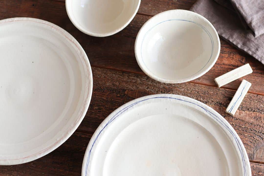 Komerco-コメルコ-さんのインスタグラム写真 - (Komerco-コメルコ-Instagram)「🆕 ペアで楽しむうつわが完成！ ぐっち夫婦＆古谷製陶所コラボ食器 . 優しい表情でどんな料理も引き立ててくれる、粉引きの白いうつわが人気の古谷製陶所 @hirokazu_furutani と、共働きの夫婦料理家として注目の ぐっち夫婦 @gucci_fuufu のコラボレーションにより、『 #夫婦のうつわ 』が完成しました。 . この『夫婦のうつわ』は、11月22日 #夫婦の日 より販売スタート🎉 温かみのある印象はそのままに、赤と青の細くて上品なラインがアクセントに。箸置き・小鉢・大皿と普段使いやすい食器が基本セットになっています！ . 最新の #コメルコバナシ では『夫婦のうつわ』の発売を記念して、古谷さんとぐっち夫婦のインタビューを公開しています。 制作秘話をたっぷり伺いましたので、ぜひ読んでみてくださいね😉 . ------------------------------- ▷コメルコバナシは、Komercoアプリのホーム画面でご紹介している読みもの。クリエイターや作品の魅力を紹介し、モノからはじまる料理の楽しさと可能性を提案しています。 . ▷iOS版Appダウンロードはプロフィールリンクから📲 @komerco_official ------------------------------- . #komerco #コメルコ #cookpad #クックパッド #komercoごはん #料理をもっと楽しく #いつものいただきますを楽しく #おうちごはん #おうちごはんlover #instafood #foodpic #手しごと #komercoクラフト #古谷製陶所 #滋賀 #信楽 #信楽焼 #夫婦のうつわ #ペア食器 #ぐっち夫婦 #白磁 #うつわ好き #夫婦茶碗 #いい夫婦の日 #11月22日 #インタビュー」11月22日 23時57分 - komerco_official